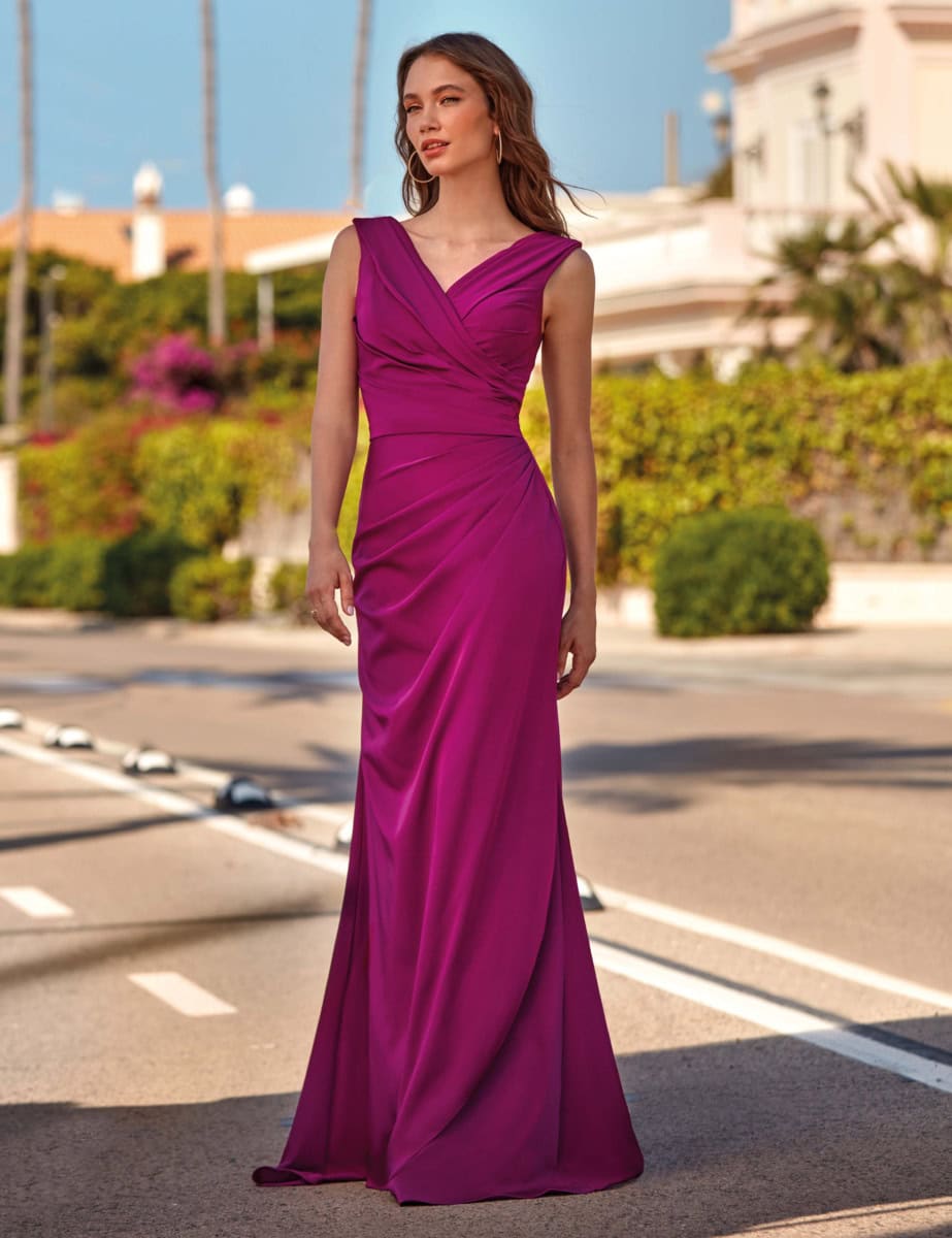 Robe de soirée longue violette avec drapé sophistiqué, idéale pour événements formels, mettant en valeur la silhouette avec un design moderne et chic.