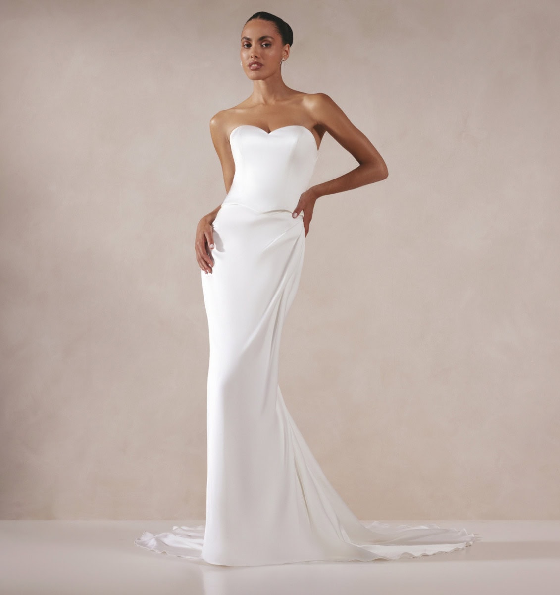 Sunny face Justin Alexander robe de mariée simple épurée satin bustier coeur traîne magasin de robes de mariée Paris