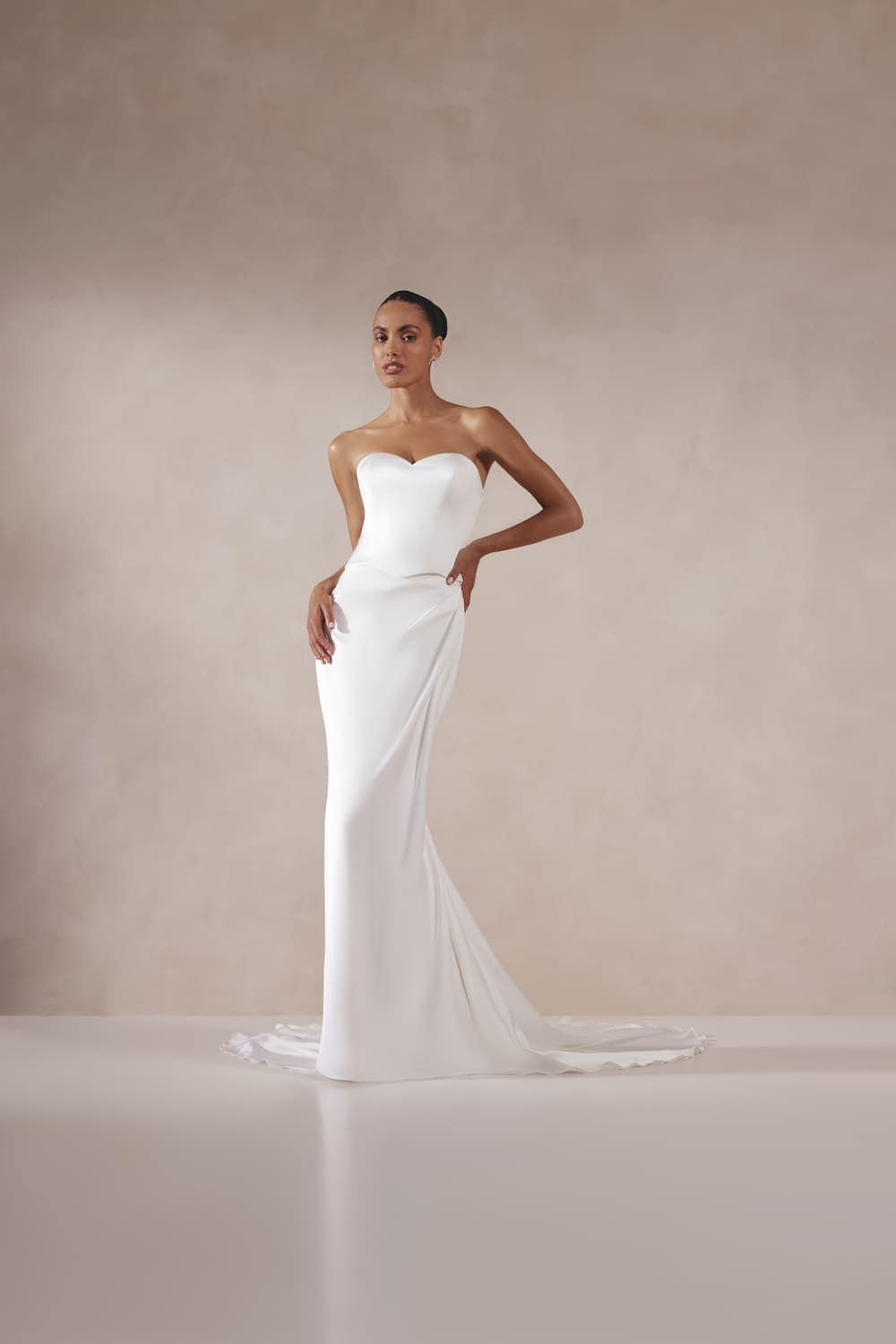 Sunny face Justin Alexander robe de mariée sirène satin bustier coeur petite traîne boutique de robes de mariée Paris