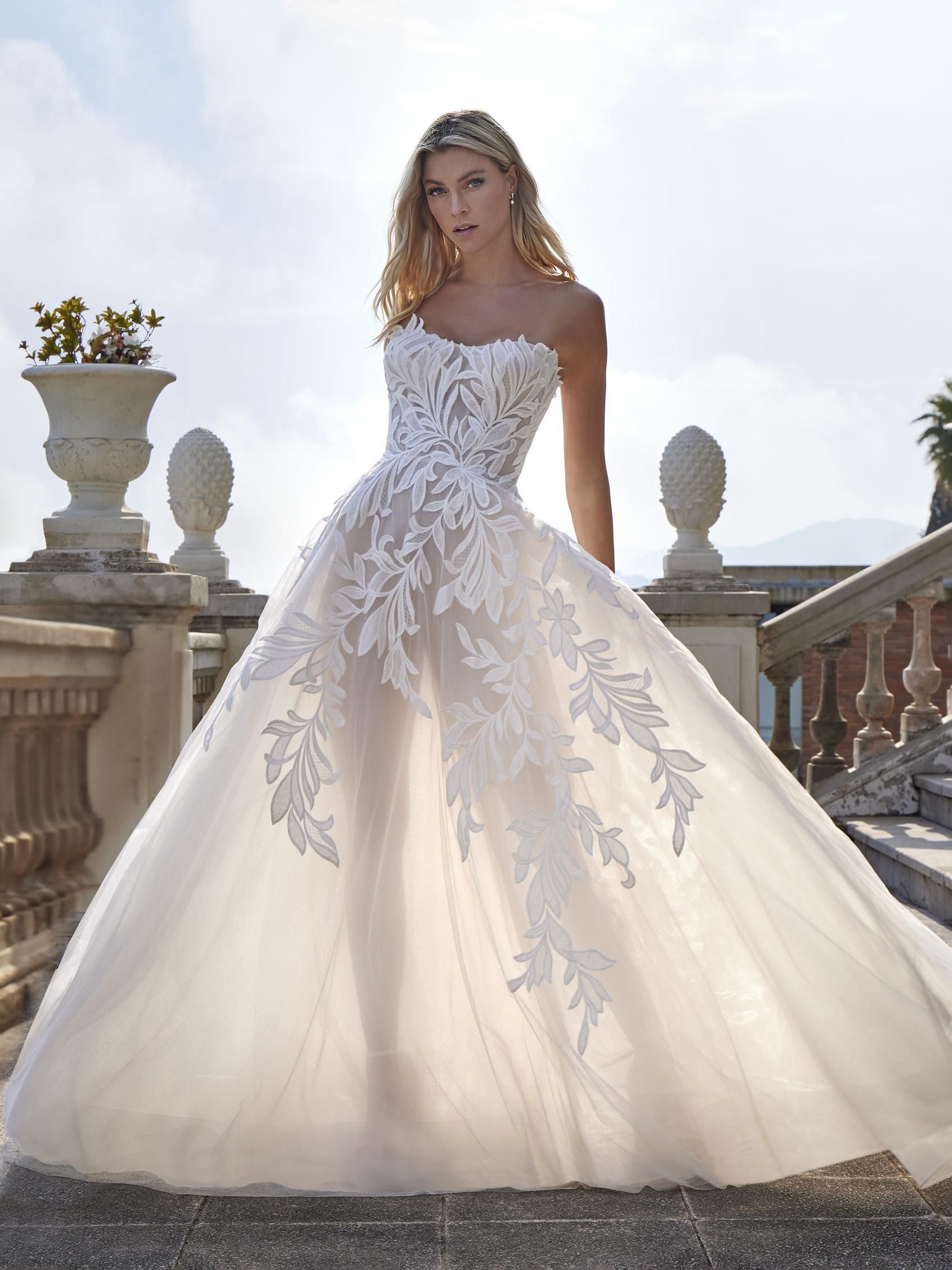Teia face Pronovias robe de mariée princesse guipure tulle bustier vague traîne boutique de robes de mariée Paris