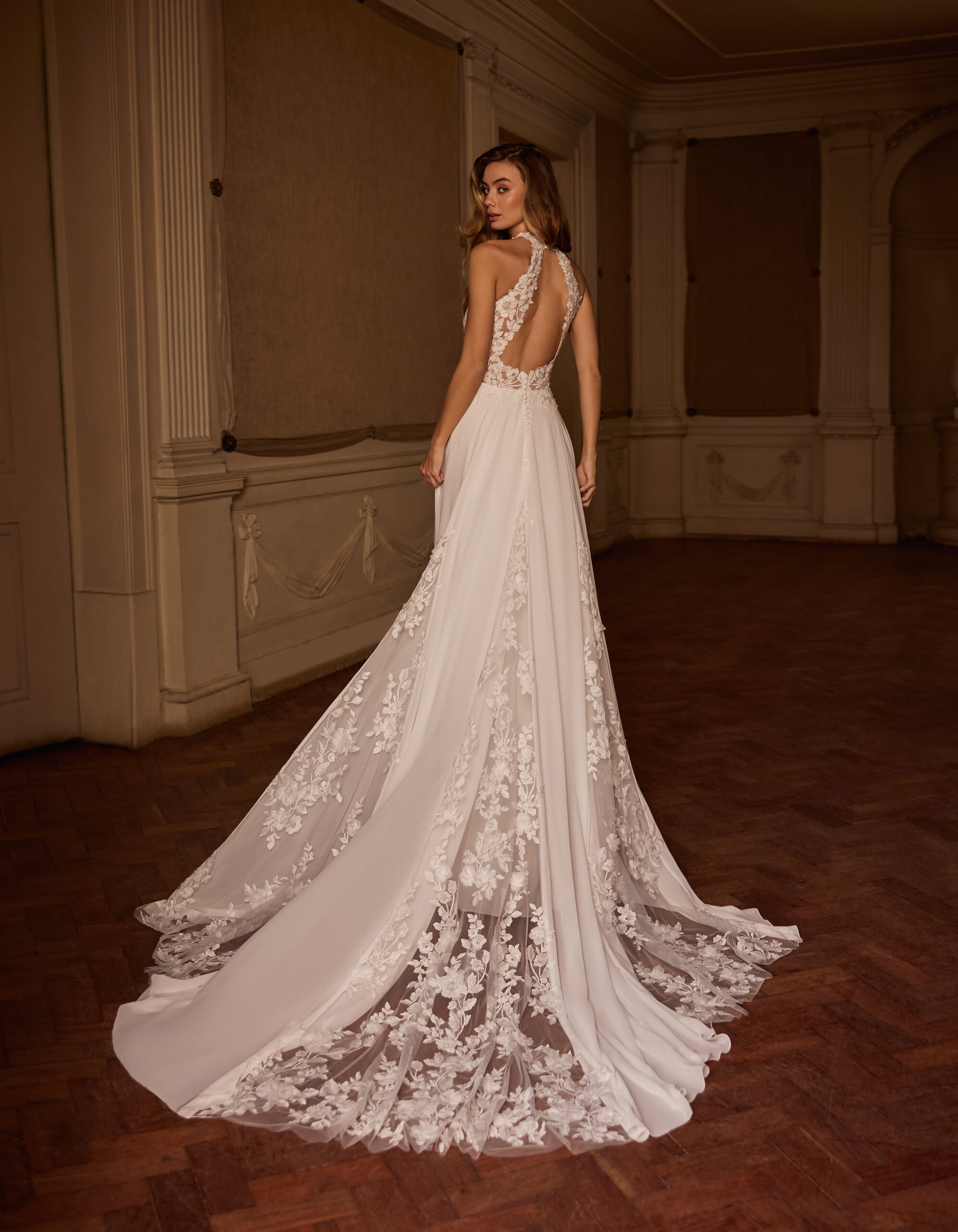 Toni dos Alberto Palatchi robe de mariée fluide encolure americaine dos nu et dentelle boutique de robes de mariée annecy