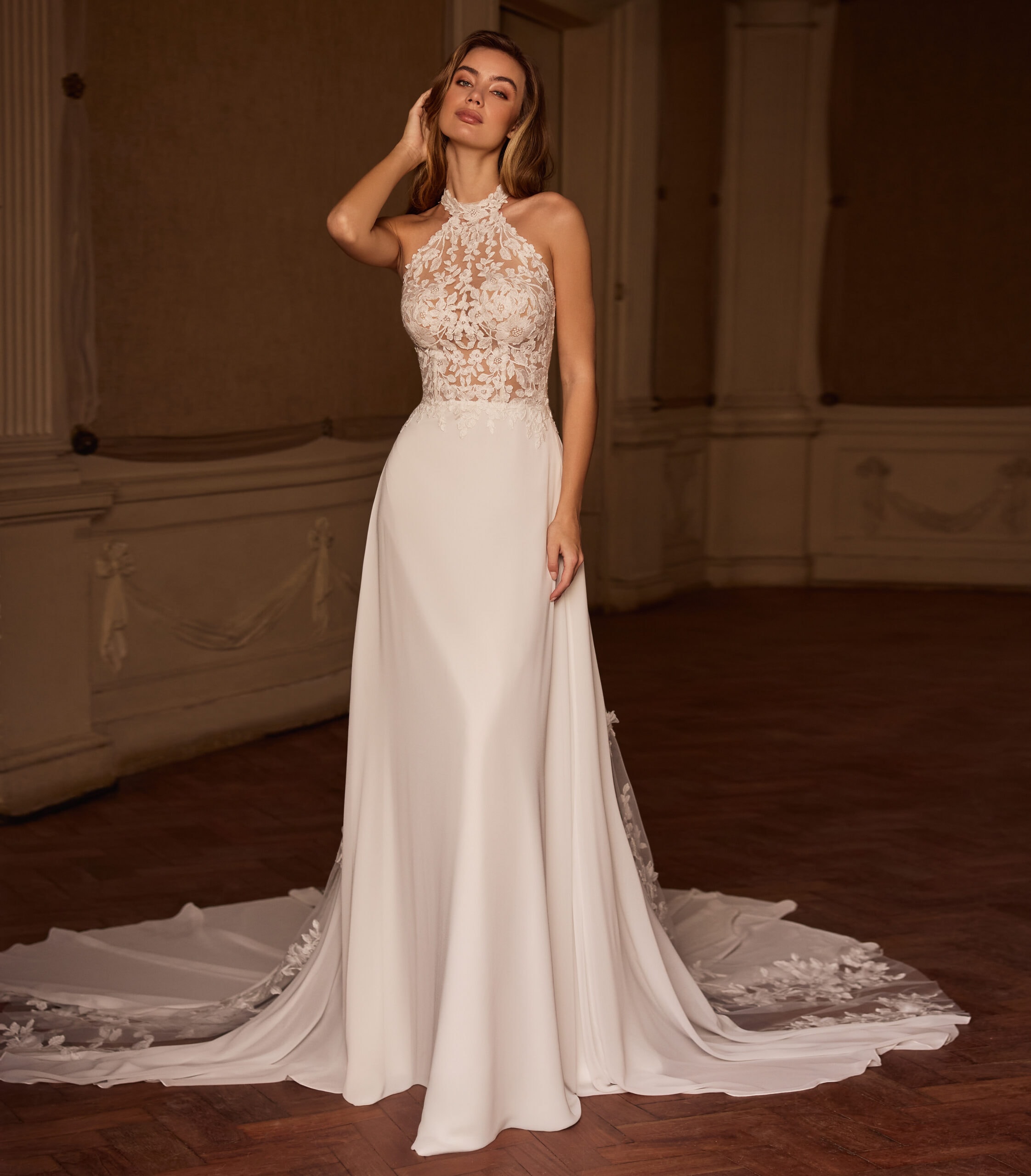 Toni face Alberto Palatchi robe de mariée fluide encolure americaine dentelle boutique de robe de mariée annecy