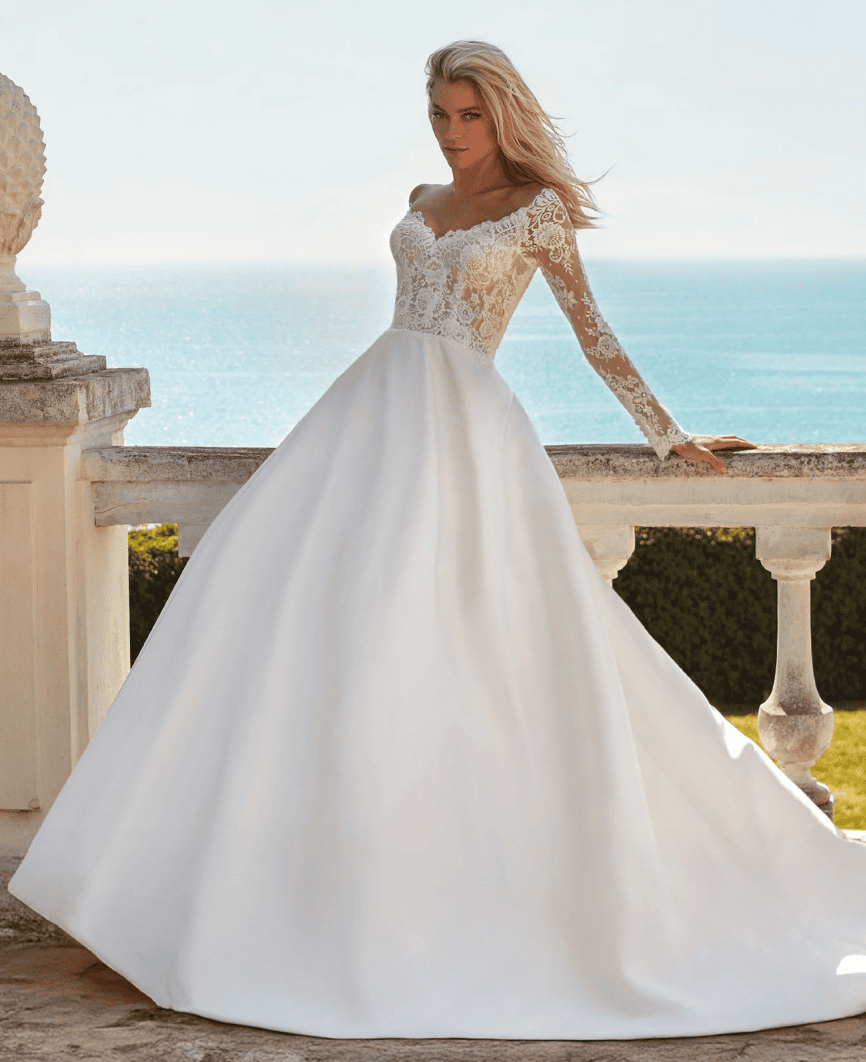 Wini face Pronovias robe de mariée princesse mikado satin top décolleté V manches longues dentelle traîne boutique de robes de mariée Paris