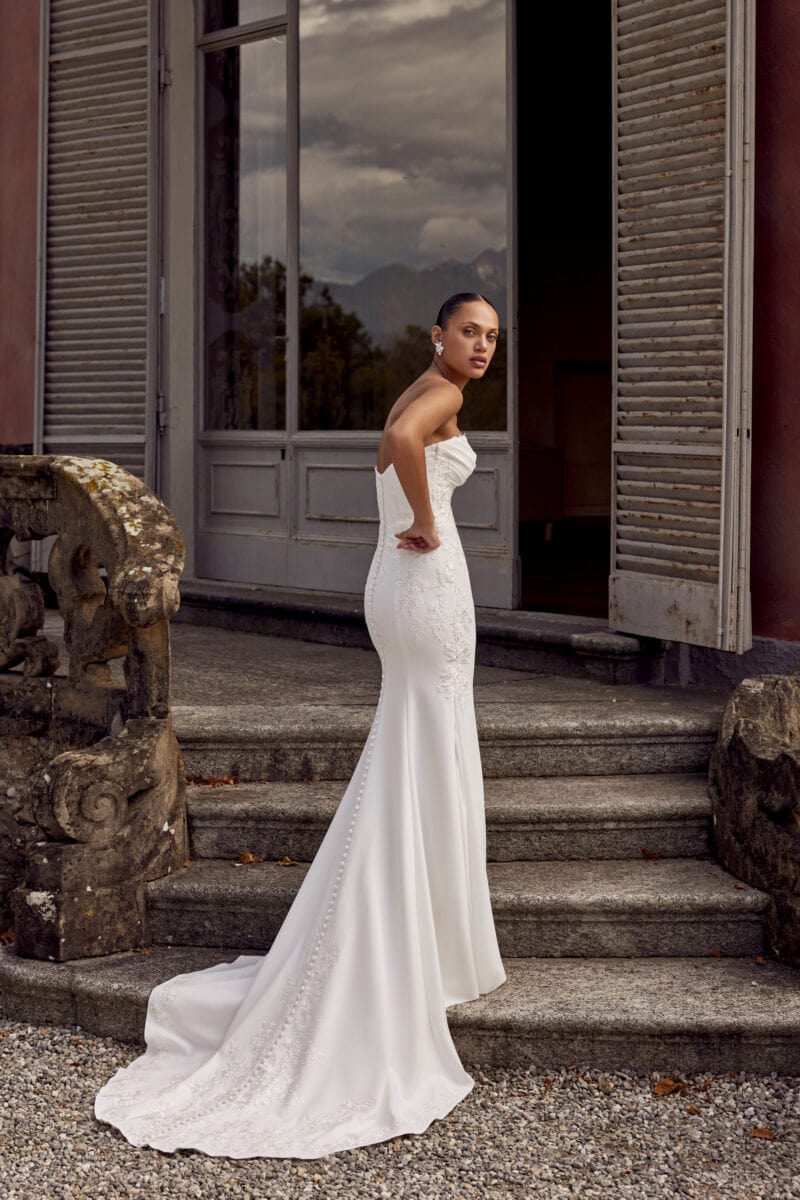 Kai dos Justin Alexander robe de mariée sirène crêpe dentelle bustier coeur drapé traîne bouton magasin de robes de mariée Paris