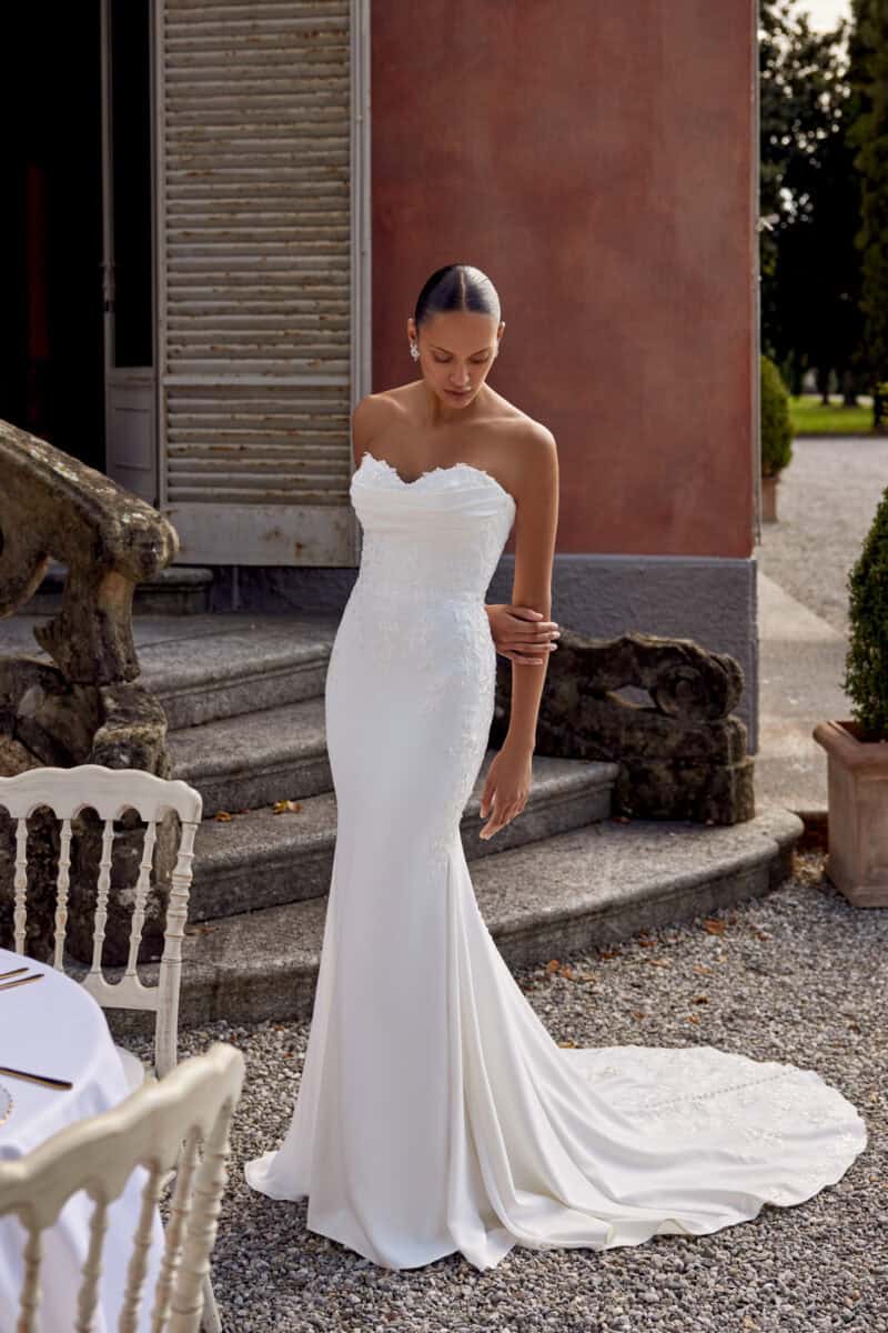 Kai face Justin Alexander robe de mariée sirène crêpe dentelle bustier coeur drapé traîne bouton magasin de robes de mariée Paris Annecy
