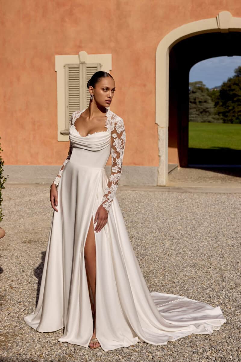 Katelyn face Justin Alexander robe de mariée fluide A-line trapèze crêpe satin bustier vague drapé fente traîne manches longues dentelle boutique de robes de mariée Annecy