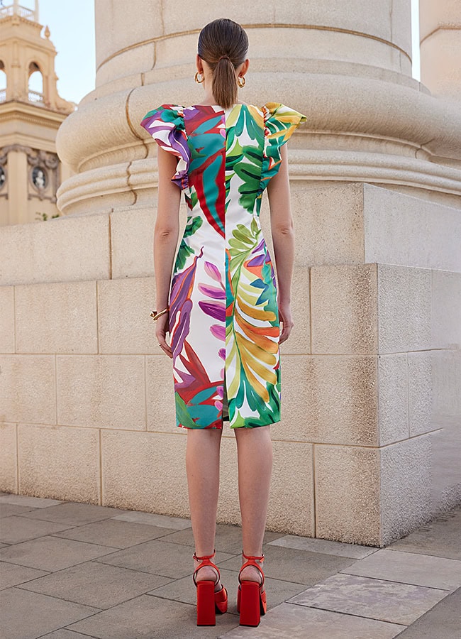 99616 dos Carla Ruiz robe de cocktail courte motif décolleté V manchettes volants oversize robe droite pour mère des mariés magasin de robes de soirée Paris