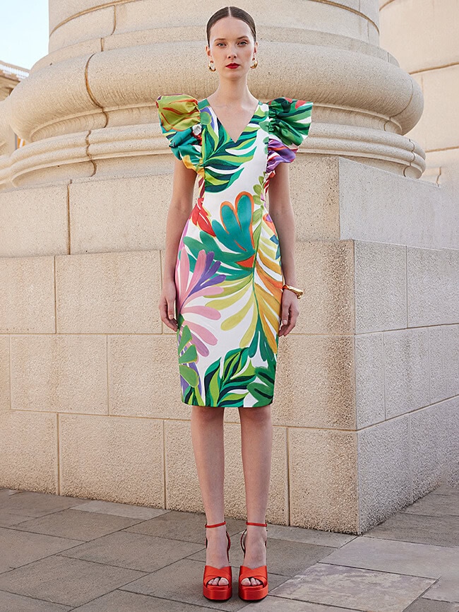 99616 face Carla Ruiz robe de cocktail courte motif décolleté V manchettes volants oversize robe droite pour mère des mariés magasin de robes de soirée Paris