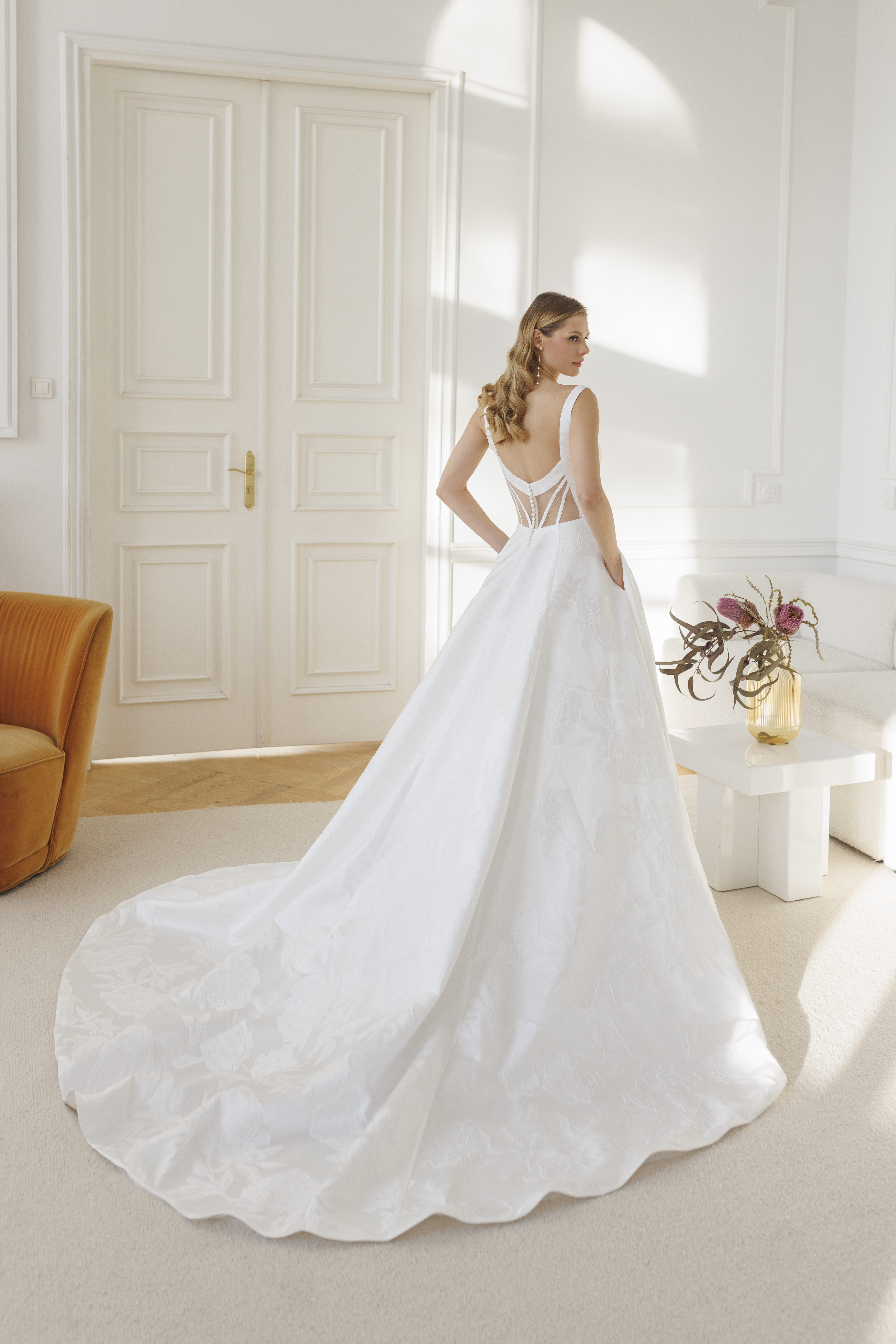 Acacia dos Jarice robe de mariée princesse dos décolleté carré boutons traîne magasin de robes de mariée Paris