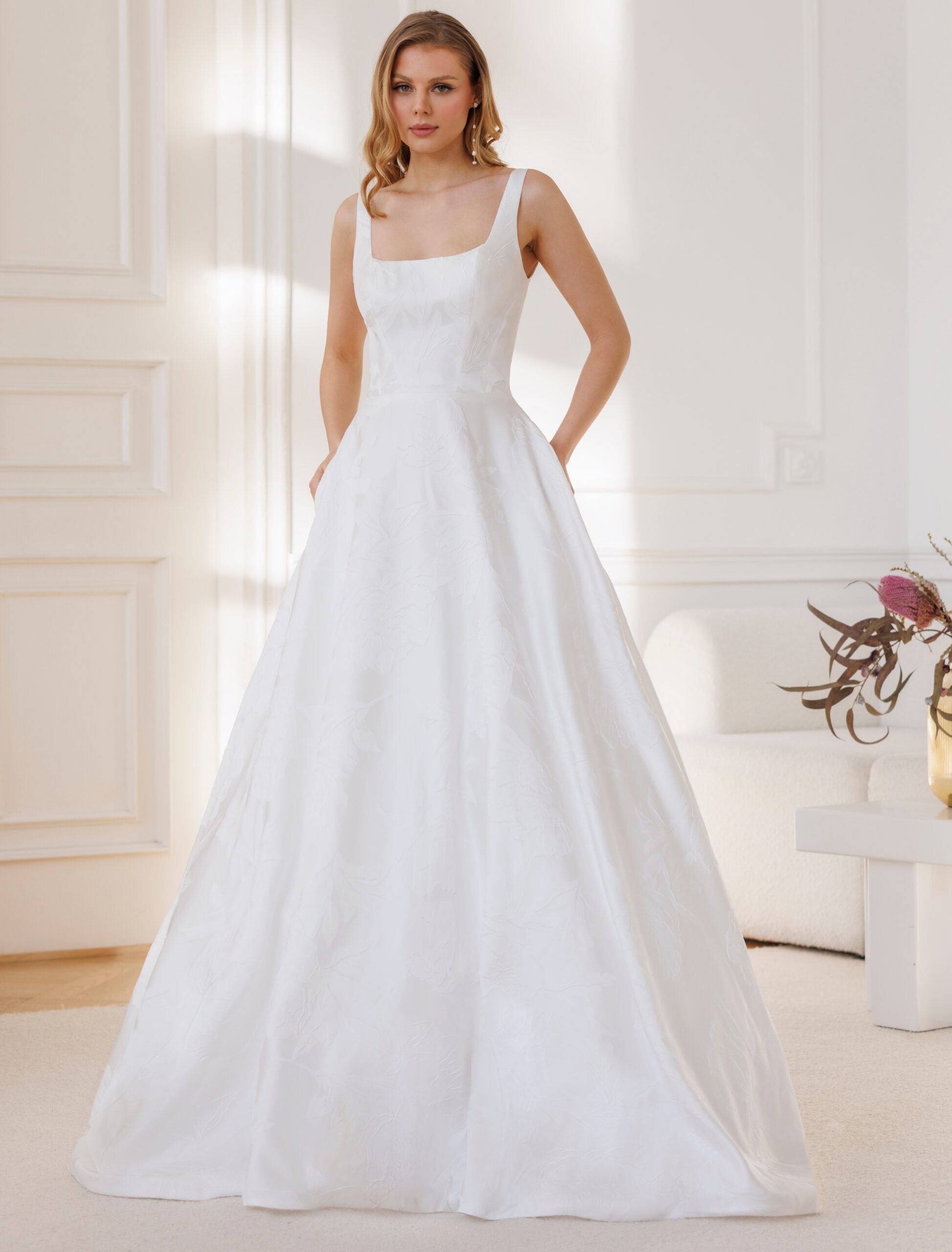 Acacia face robe de mariée princesse mikado décolleté carré bretelles poches traîne magasin de robes de mariée Paris