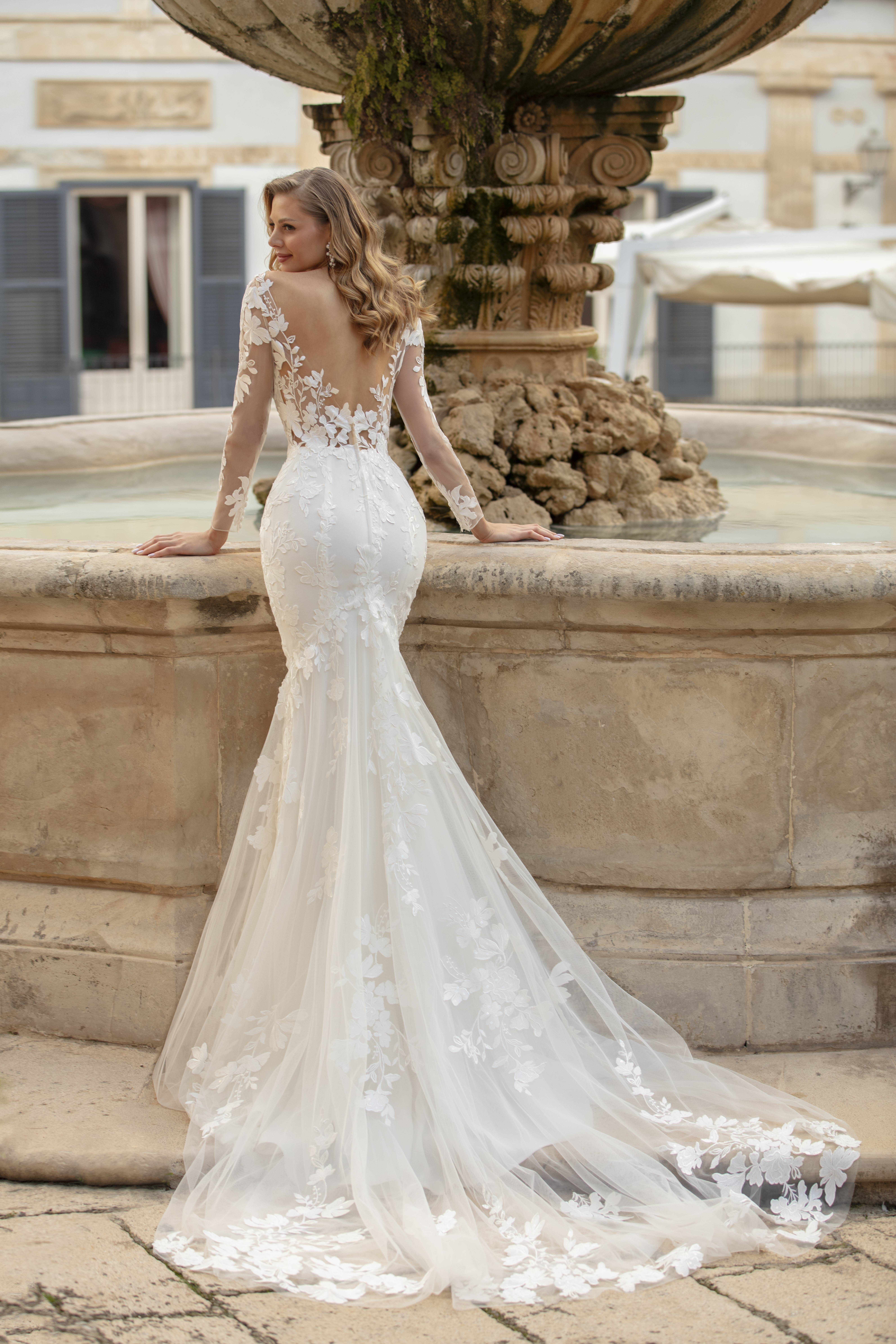 Ada dos Jarice robe de mariée sirène crepe dentelle tulle dos décolleté rond traîne boutique de robes de mariée Paris