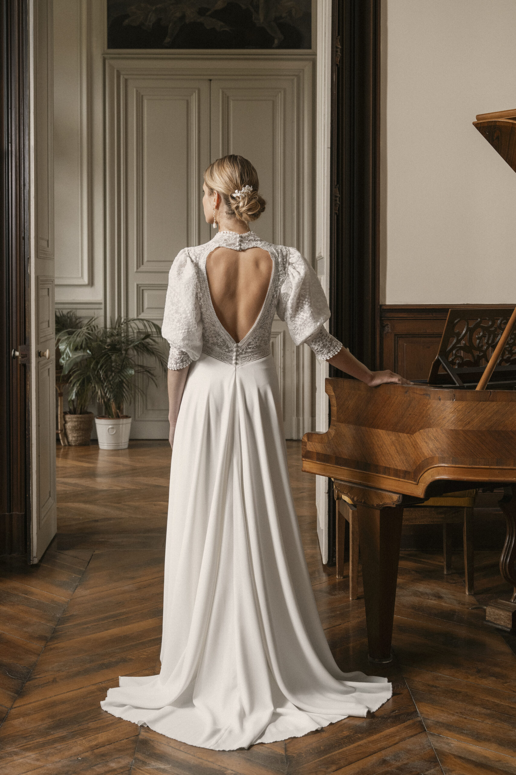 Agatha dos Elsa Gary robe de mariée fluide contemporaine épurée simple top décolleté V devant dos coeur traîne boutique de robes de mariée Annecy