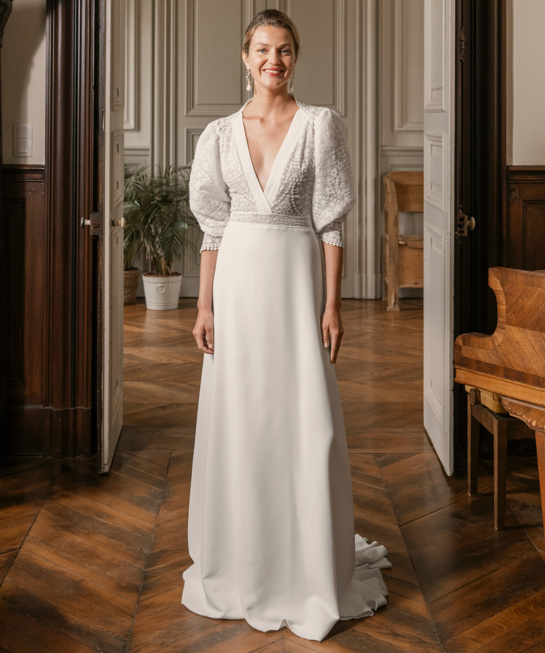 Agatha face Elsa Gary robe de mariée fluide contemporaine épurée simple top décolleté V devant dos coeur traîne boutique de robes de mariée Annecy