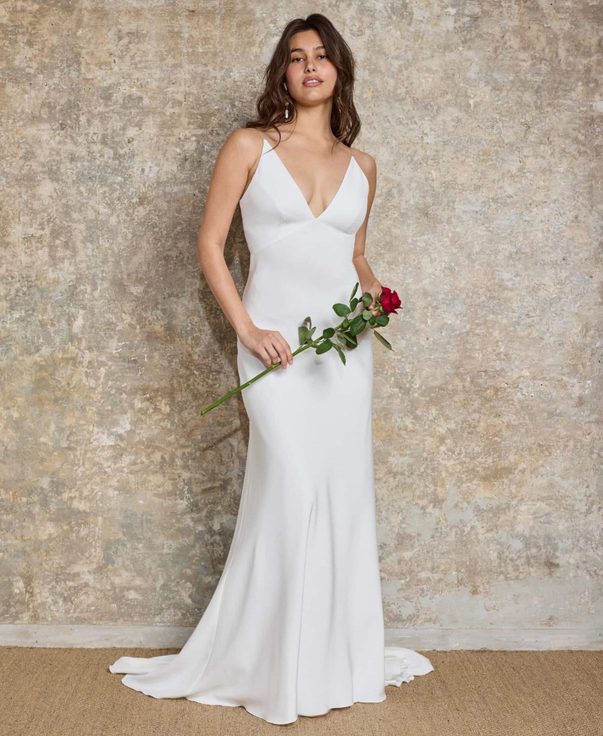 Aglaé face Lambert créations robe de mariée sirène A-line satin fluide épurée contemporaine boutique de robes de mariée Annecy