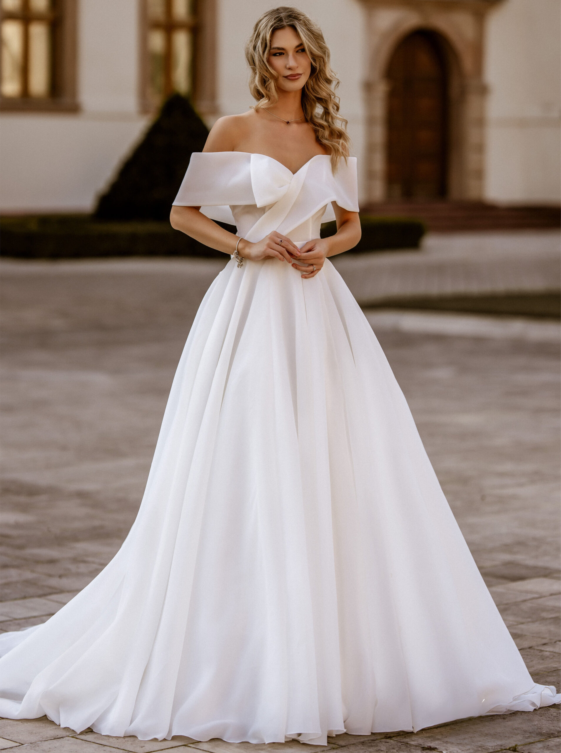 Alara face MS Moda robe de mariée princesse bustier noeud manchettes jupe plis organza traîne boutique de robes de mariée Paris
