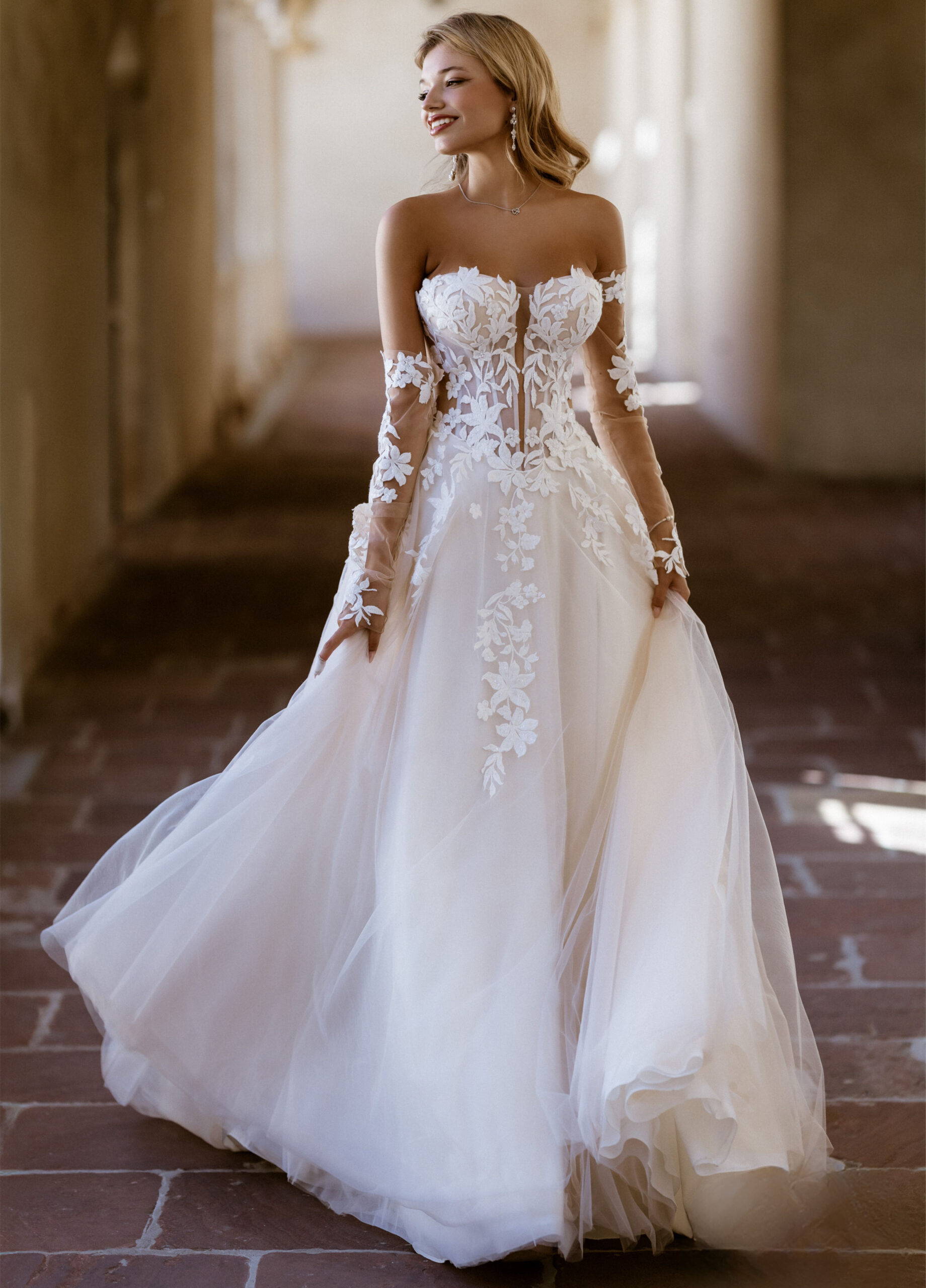 Alexis face MS Moda robe de mariée princesse A-line trapèze tulle dentelle bustier vague boutique de robes de mariée Annecy