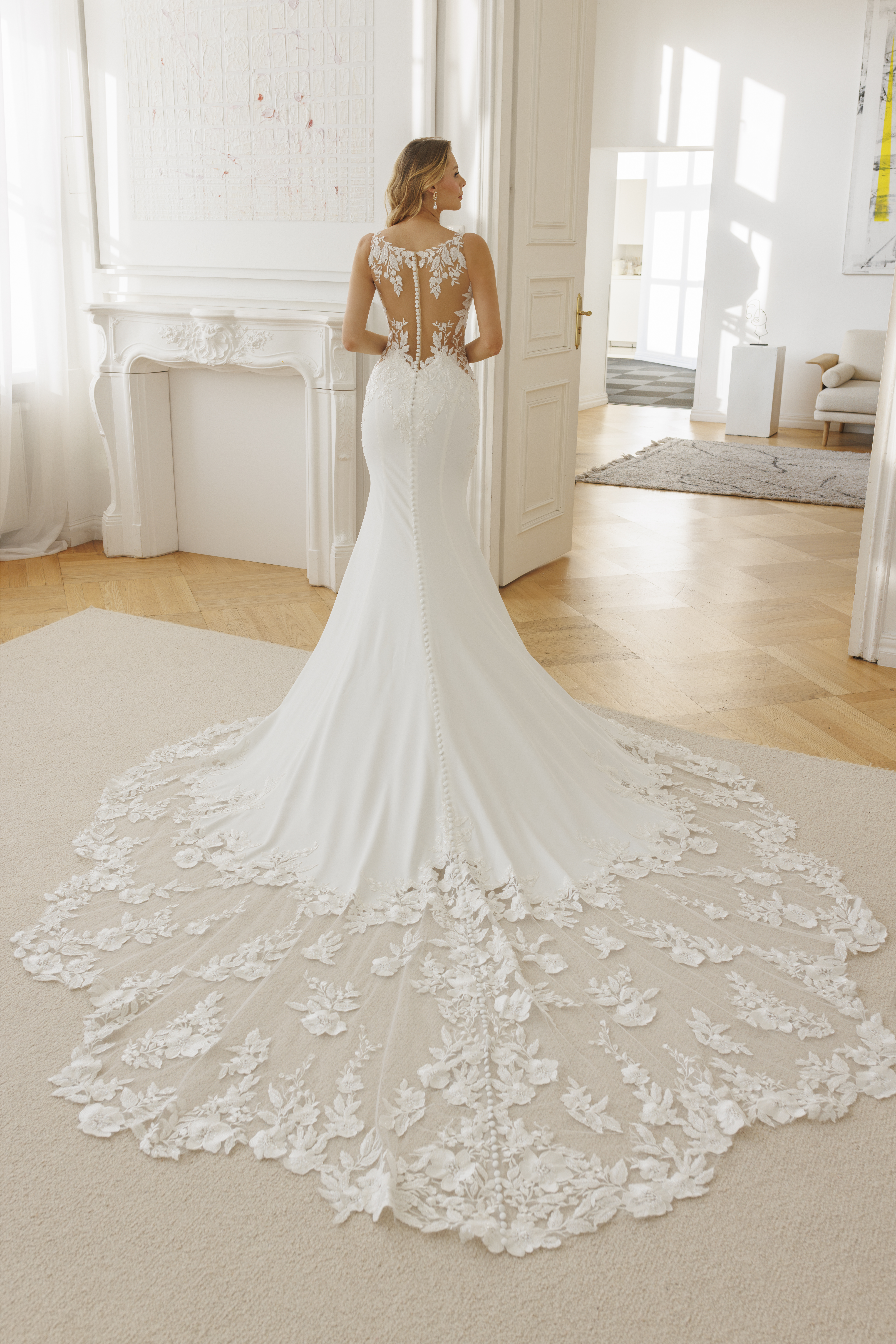 Alvina dos Jarice robe de mariée sirène crêpe dentelle dos transparence de dentelle boutons longue traîne magasin de robes de mariée Paris