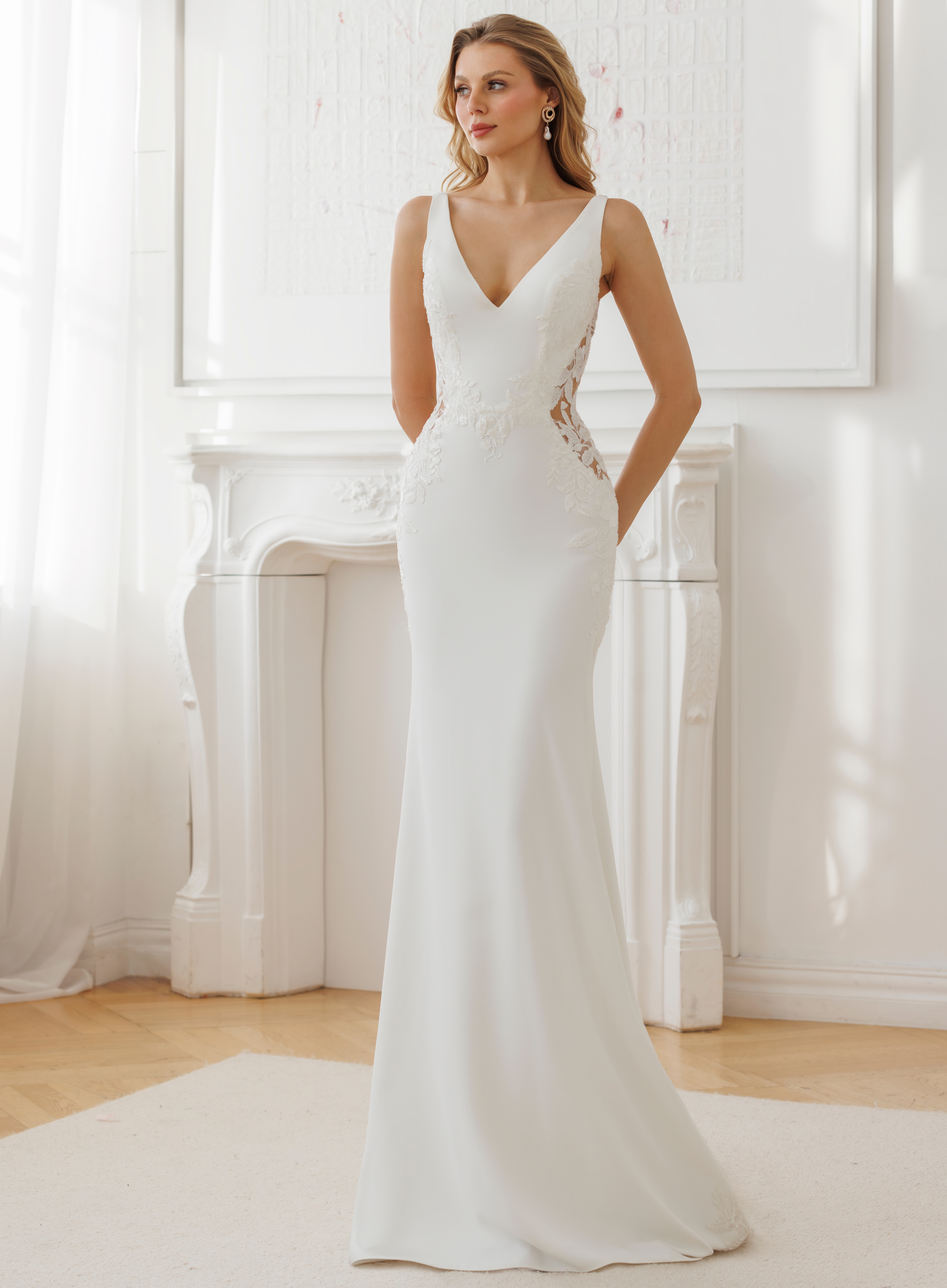 Alvina face Jarice robe de mariée sirène crêpe dentelle découpés sur les côtés décolleté V boutique de robes de mariée Paris