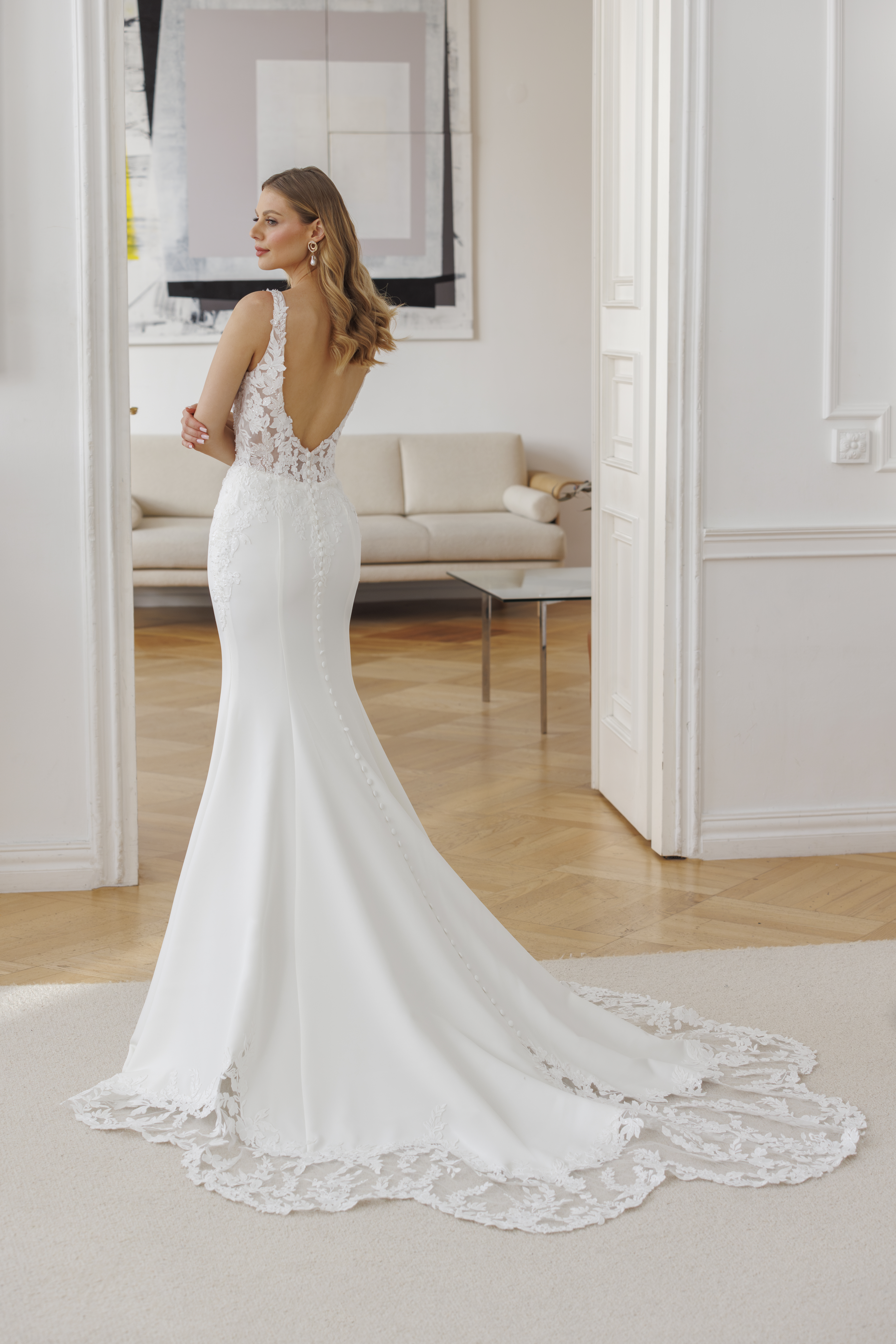 Annette dos Jarice robe de mariée sirène crêpe dentelle décolleté arrondi traîne dentelle festonné boutique de robes de mariée Paris