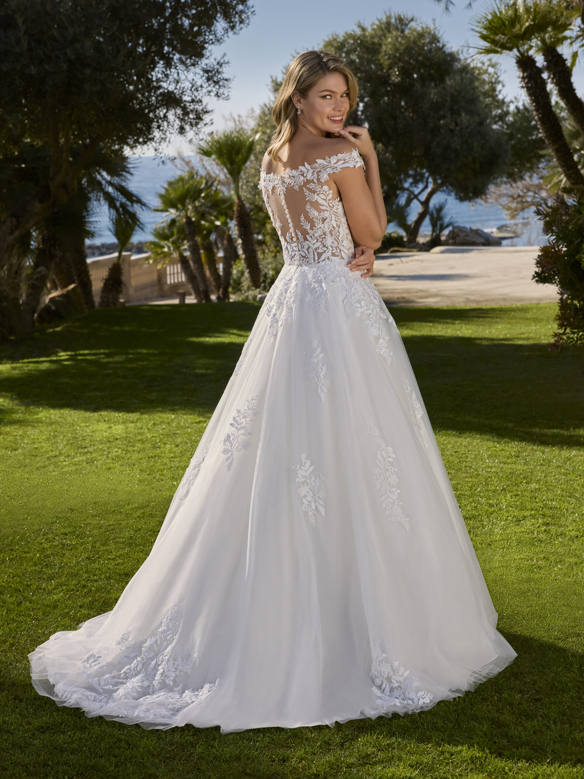 Apifera dos Ladybird robe de mariée princesse tulle dentelle décolleté V manchettes traîne boutique de robes de mariée Paris