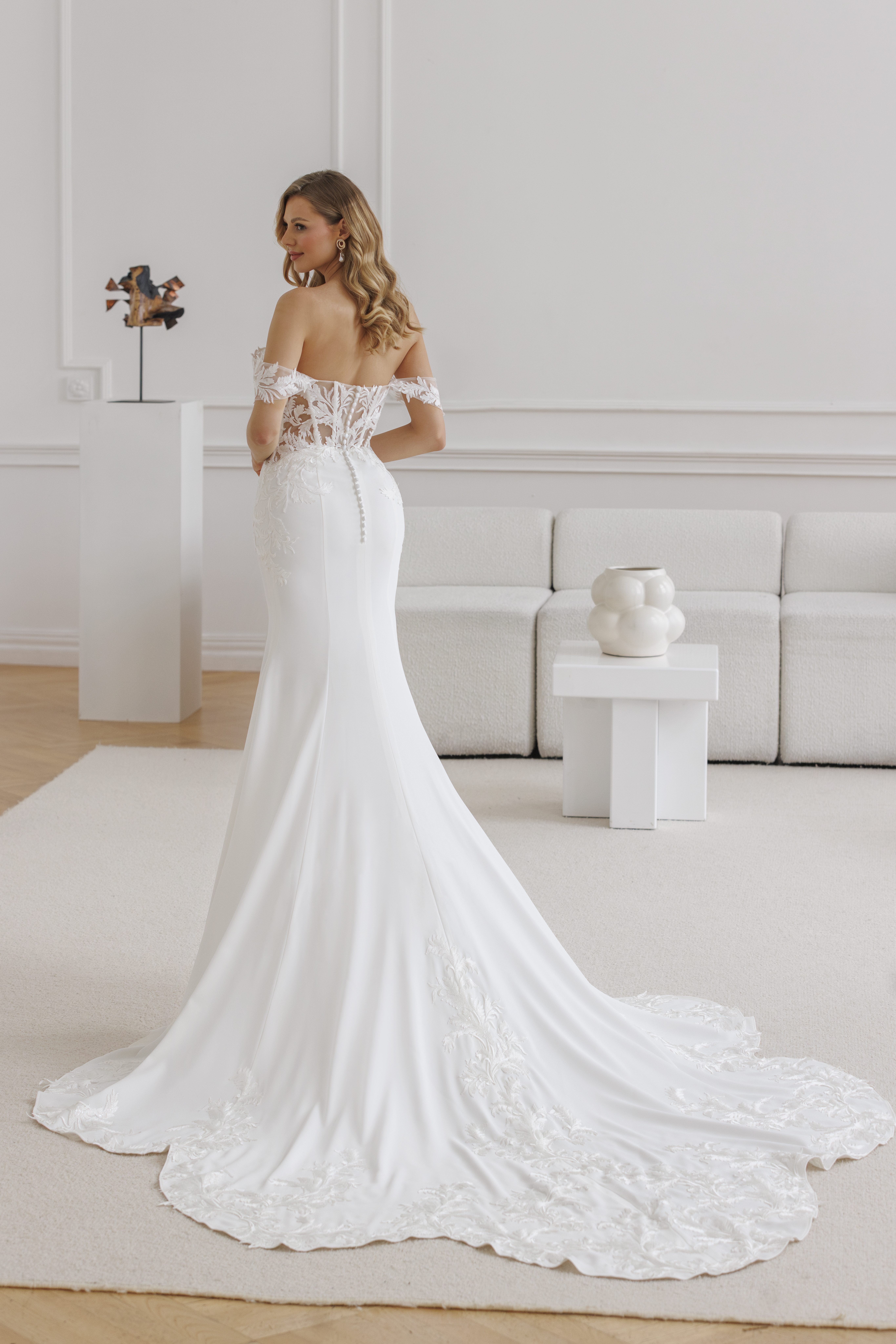 Ariel dos Jarice robe de mariée sirène en crepe dentelle bustier manchettes dentelle traîne boutique de robes de mariée Paris
