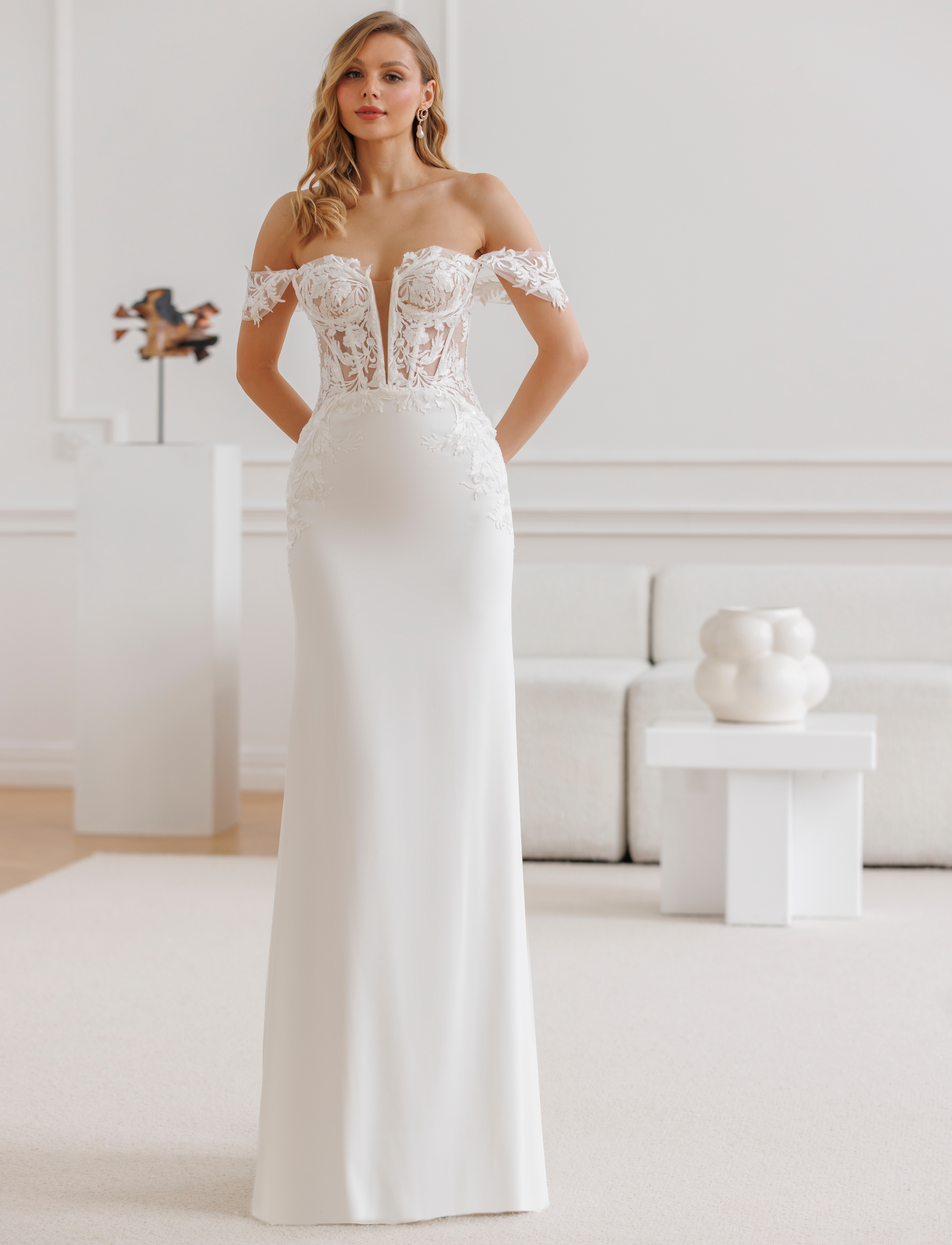 Ariel face Jarice robe de mariée sirène crêpe dentelle bustier coeur manchettes dentelle traîne magasin de robes de mariée paris