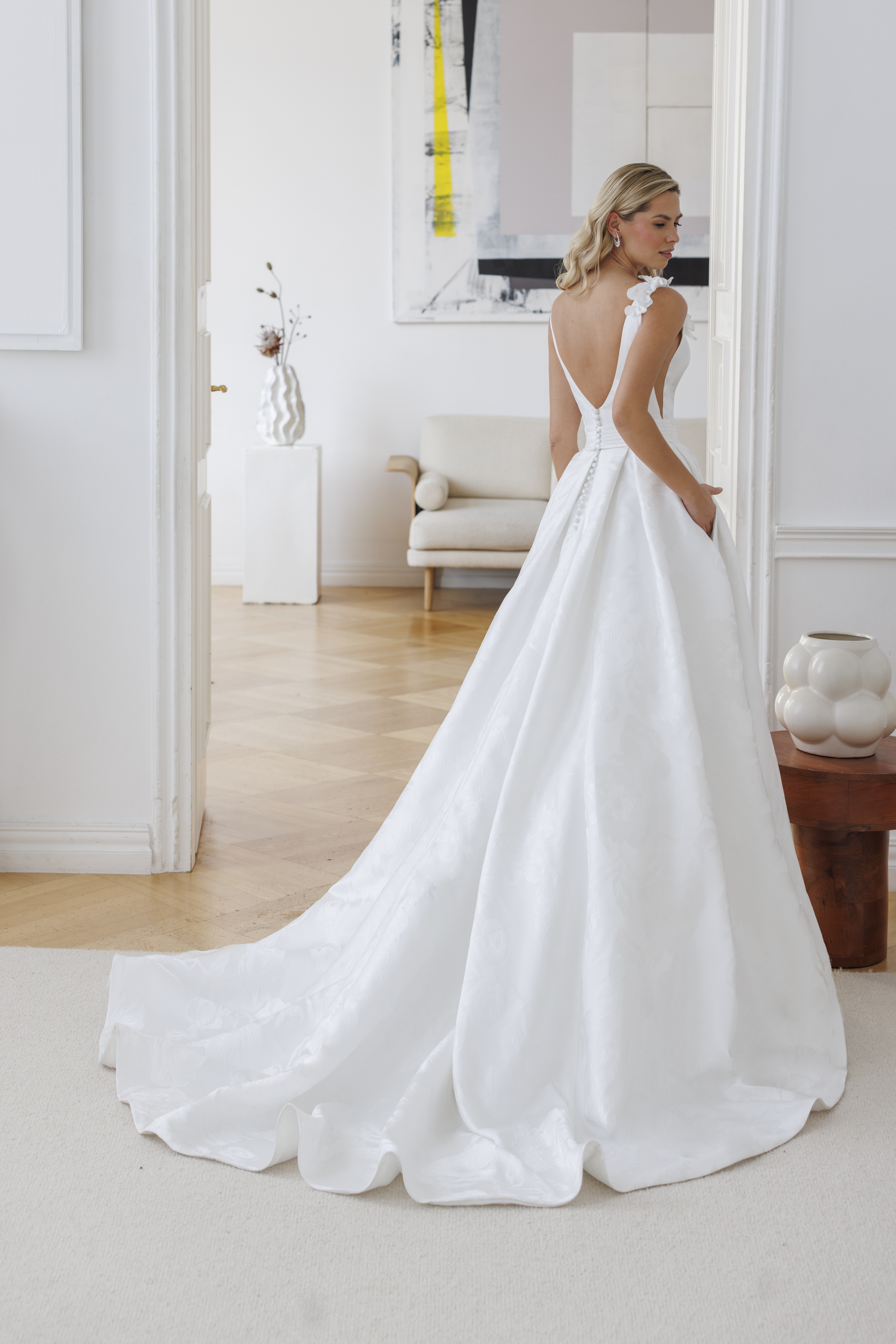 Ashley dos Jarice robe de mariée princesse mikado dos décolleté V jupe plis traîne magasin de robes de mariée Paris