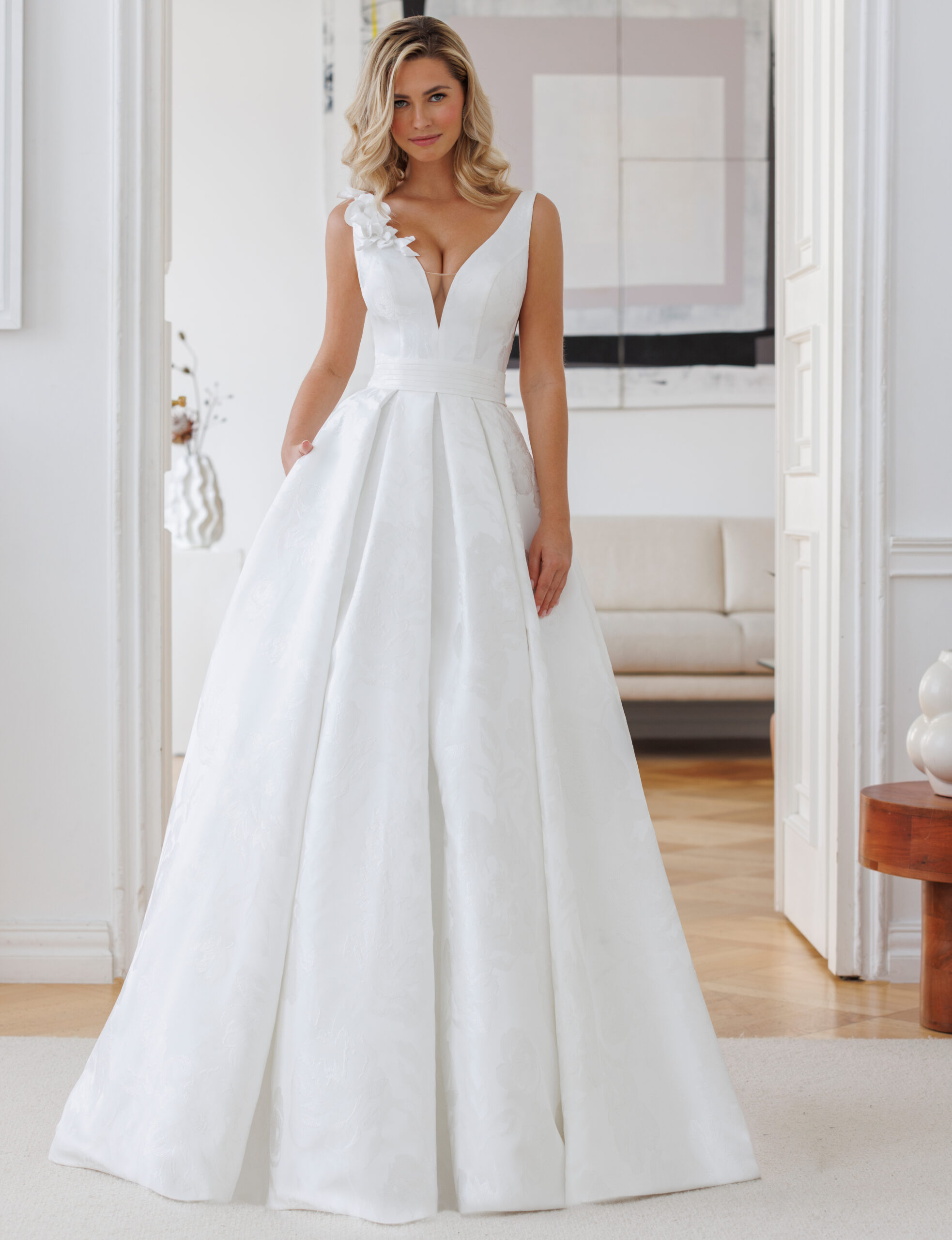 Ashley face Jarice robe de mariée princesse mikado top décolleté V bretelles jupe plis traîne magasin de robes de mariée Paris