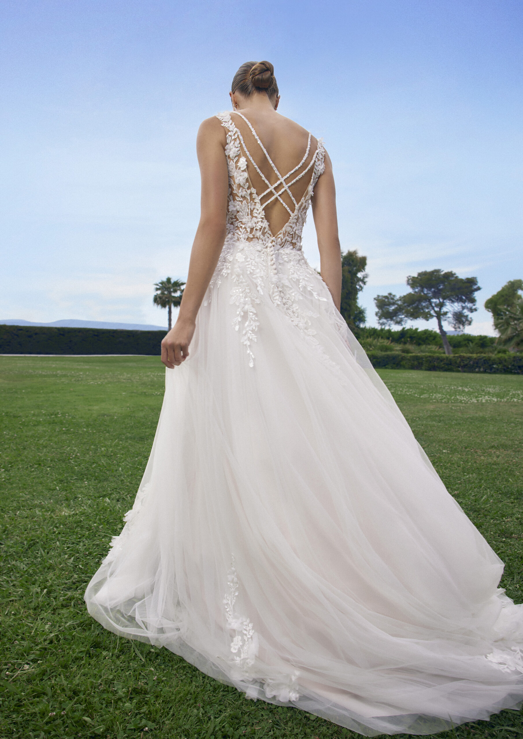 Asperation dos Ladybird robe de mariée princesse tulle dentelle top dentelle décolleté V devant dos bretelles fines croisées dans le dos petite traîne boutique de robes de mariée Annecy