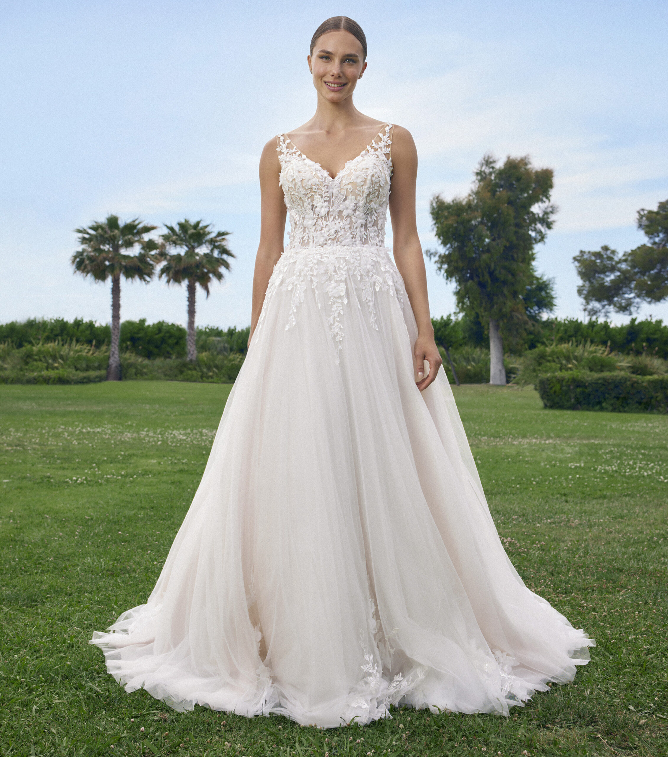 Asperation face Ladybird robe de mariée princesse tulle dentelle top dentelle décolleté V devant dos bretelles fines croisées dans le dos petite traîne boutique de robes de mariée Annecy