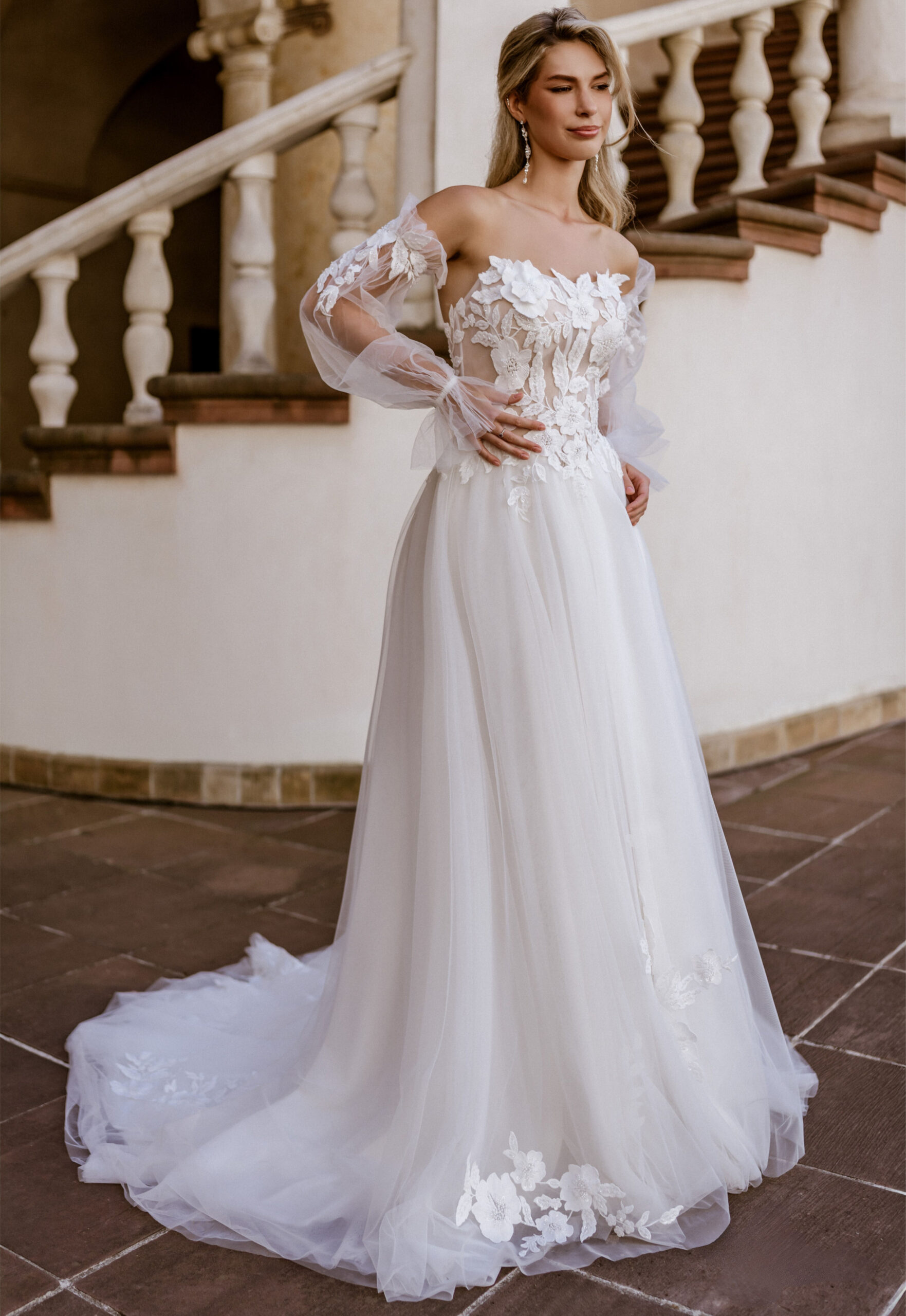 Blanche face MS Moda robe de mariée A-line trapèze tulle dentelle traîne bustier droit guipure boutique de robes de mariée Paris
