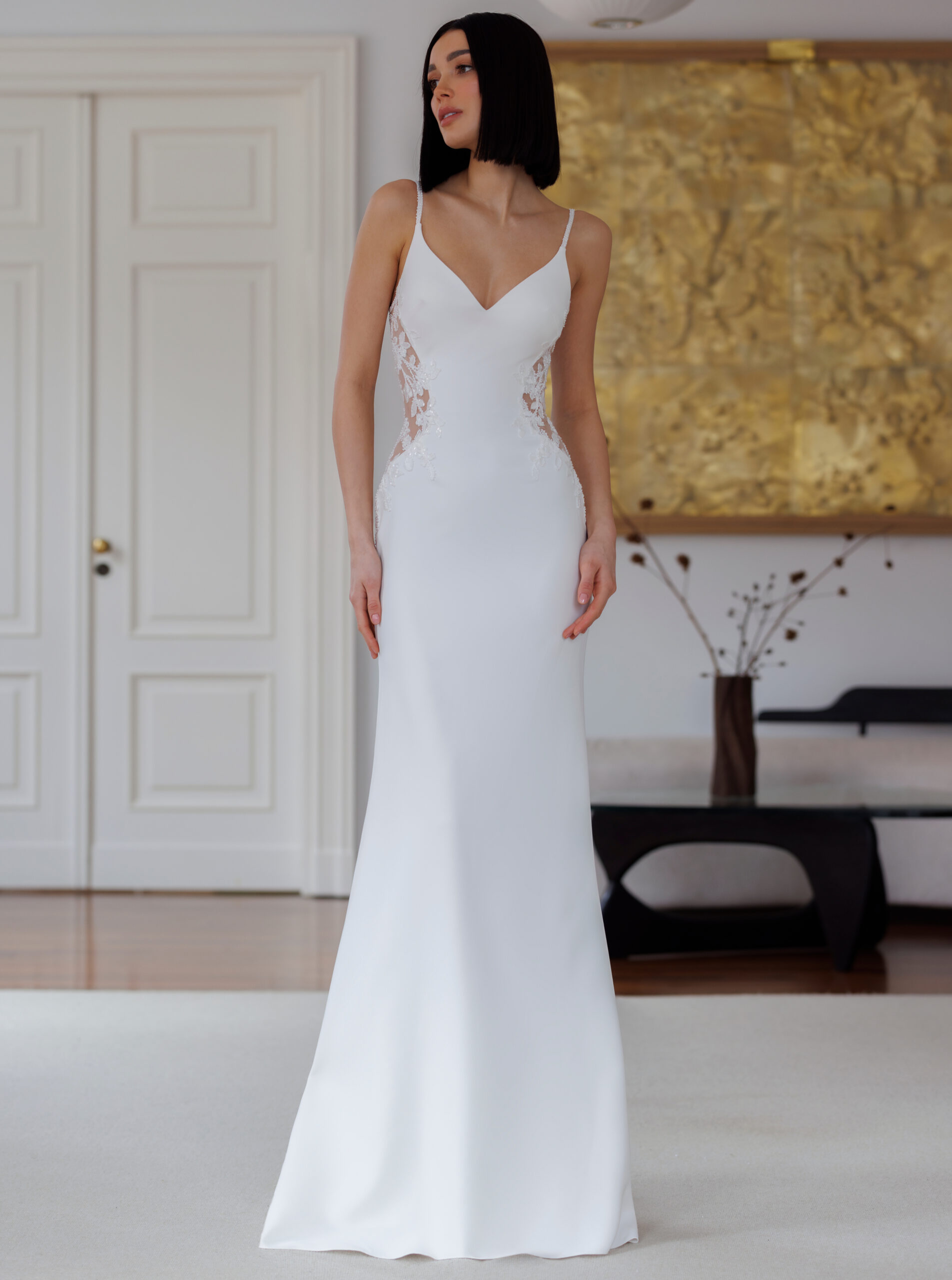 Bond face Jarice robe de mariée sirène crêpe dentelle découpe côtés décolleté V bretelles fines boutique de robes de mariée Paris