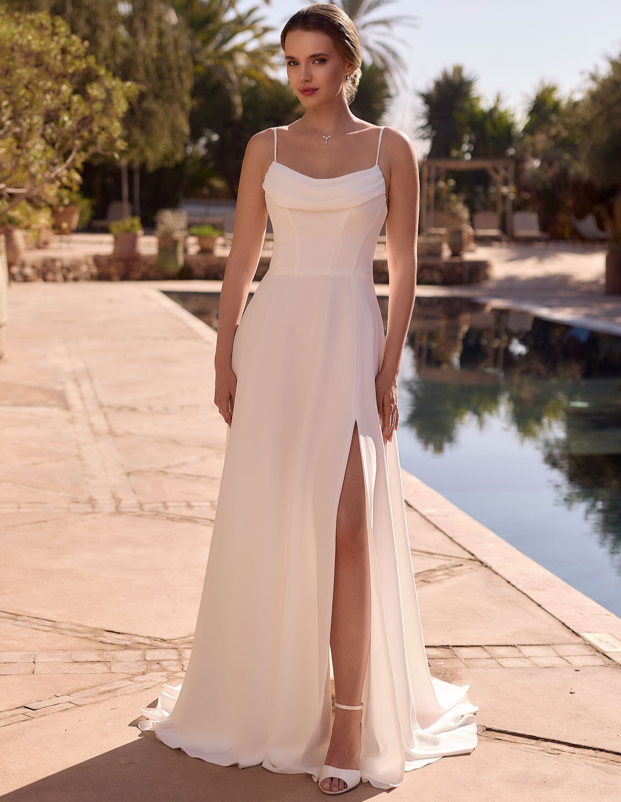 Catalina face Bianco evento robe de mariée A-line sirène mousseline décolleté rond drapé fine bretelles jupe fendue petite traîne magasin de robes de mariée Annecy