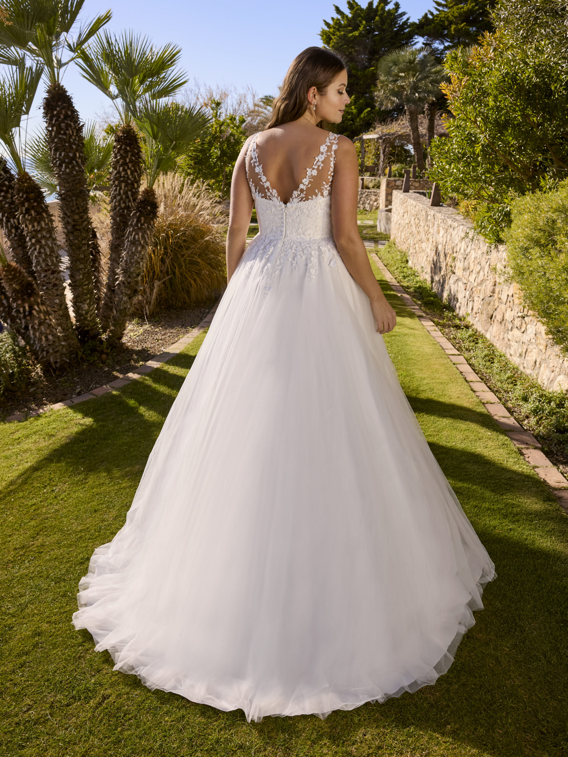 DAHJENNE dos Ladybird robe de mariée princesse tulle dentelle bustier droit bretelle fines traîne boutique de robes de mariée Paris