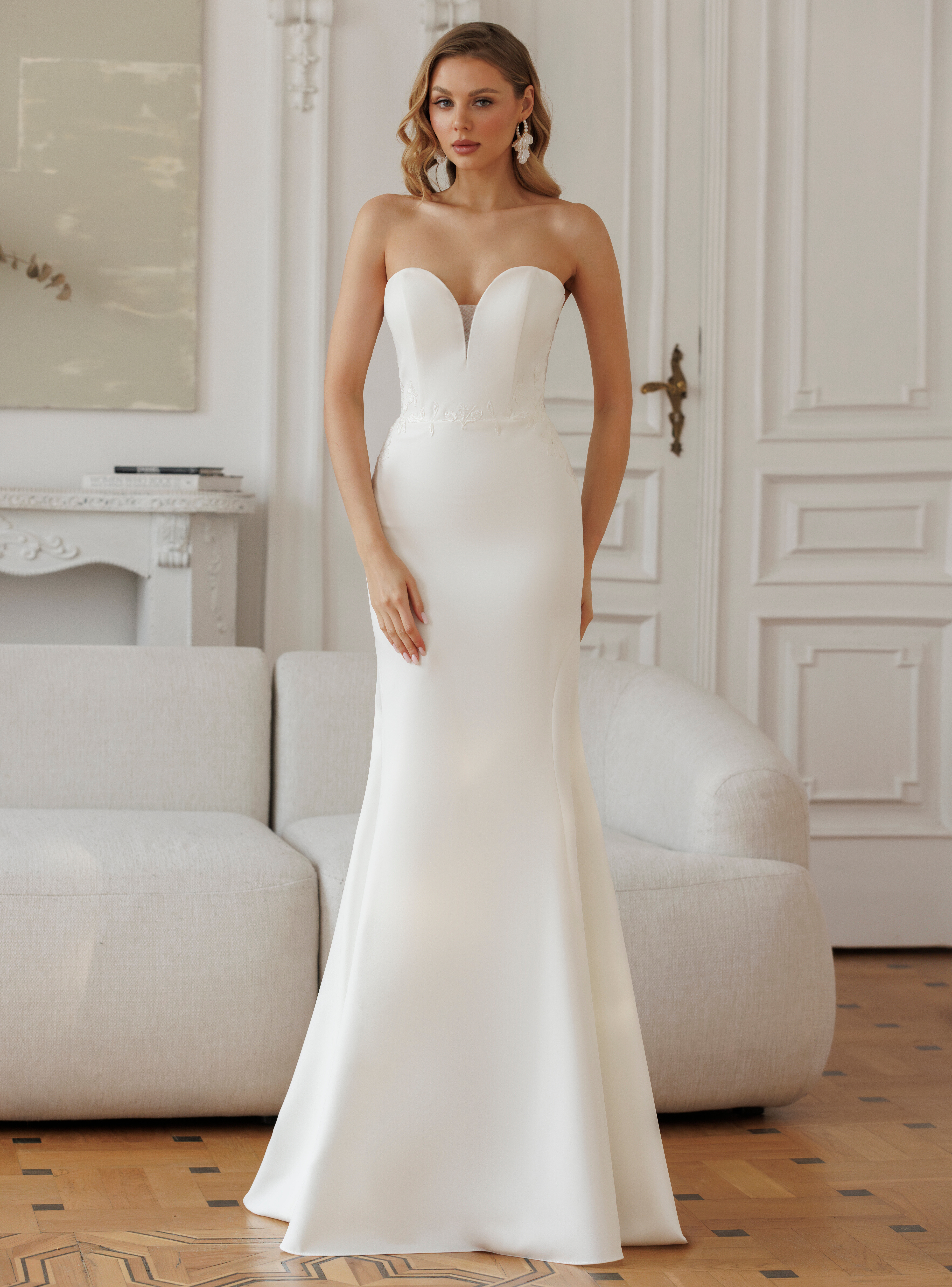 Dahlia face Jarice robe de mariée sirène crêpe dentelle couleur bustier coeur fines bretelles traîne magasin de robes de mariée Paris