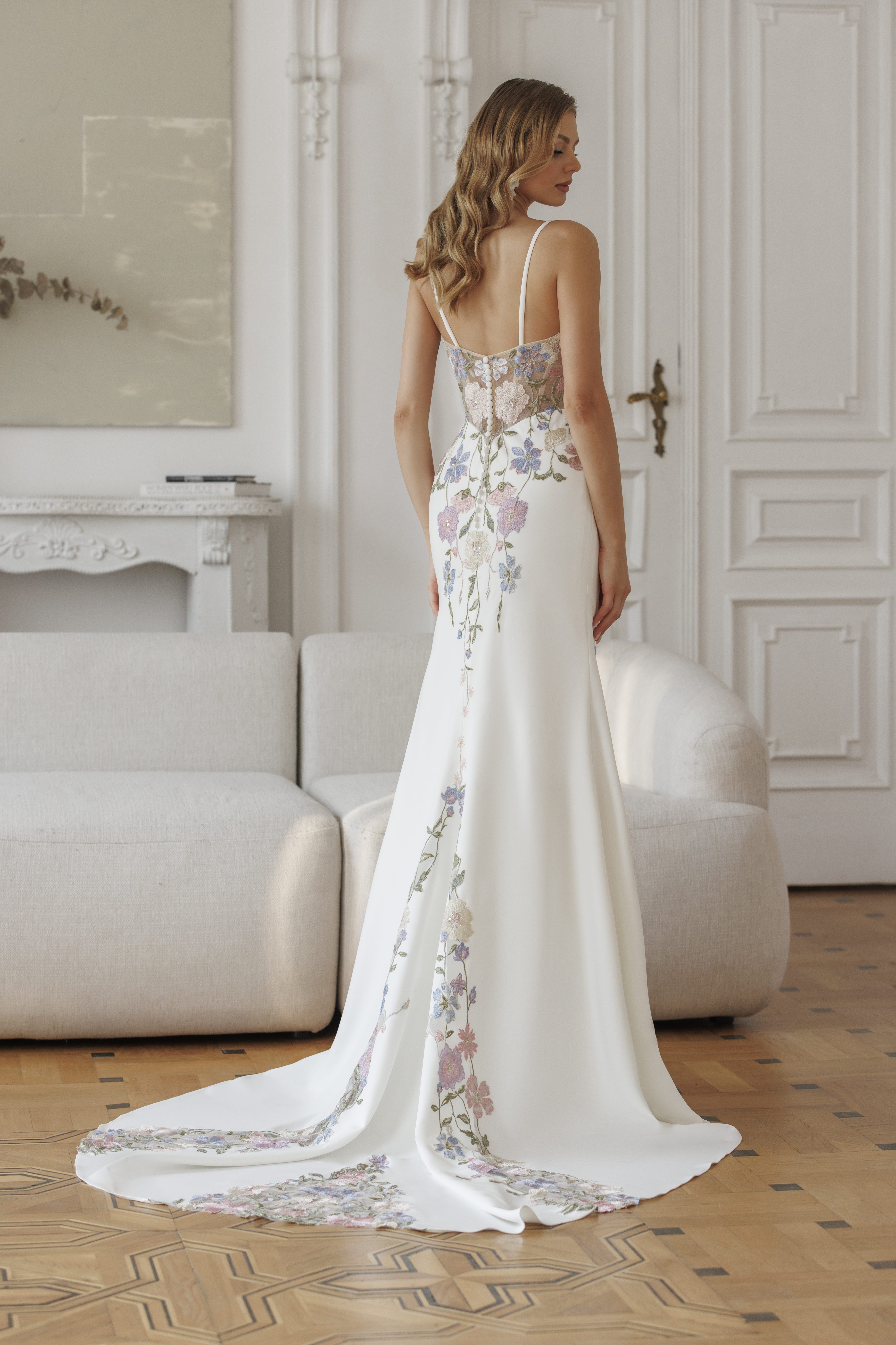 Dalarna dos robe de mariée sirène crêpe dentelle couleur fines bretelles boutons petite traîne boutique de robes de mariée Paris
