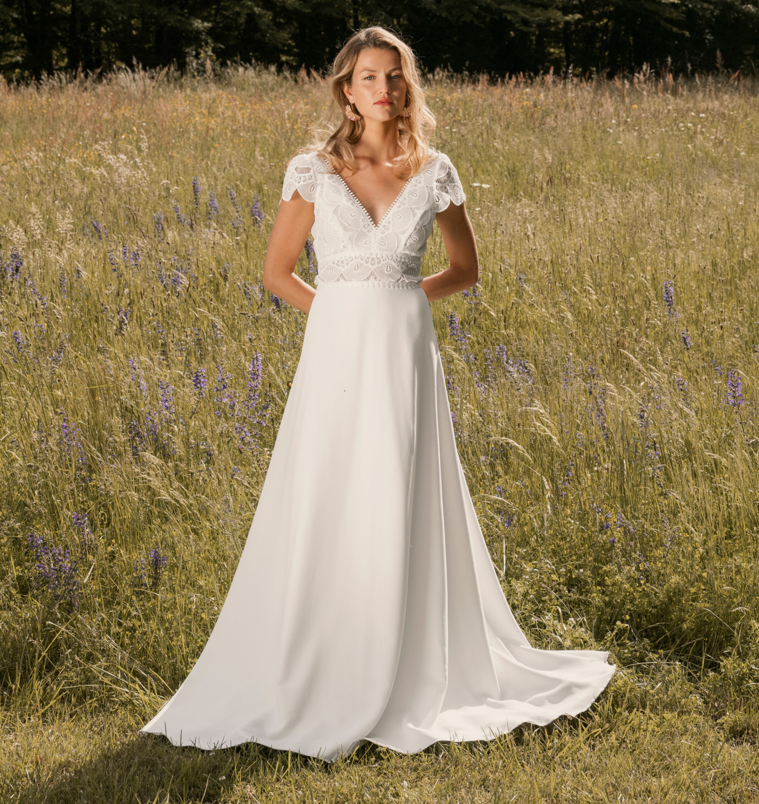 Daphne face elsa gary robe de mariée fluide simple épurée mousseline décolleté V devant dos traîne dentelle manches courtes dentelle boutique de robes de mariée Annecy