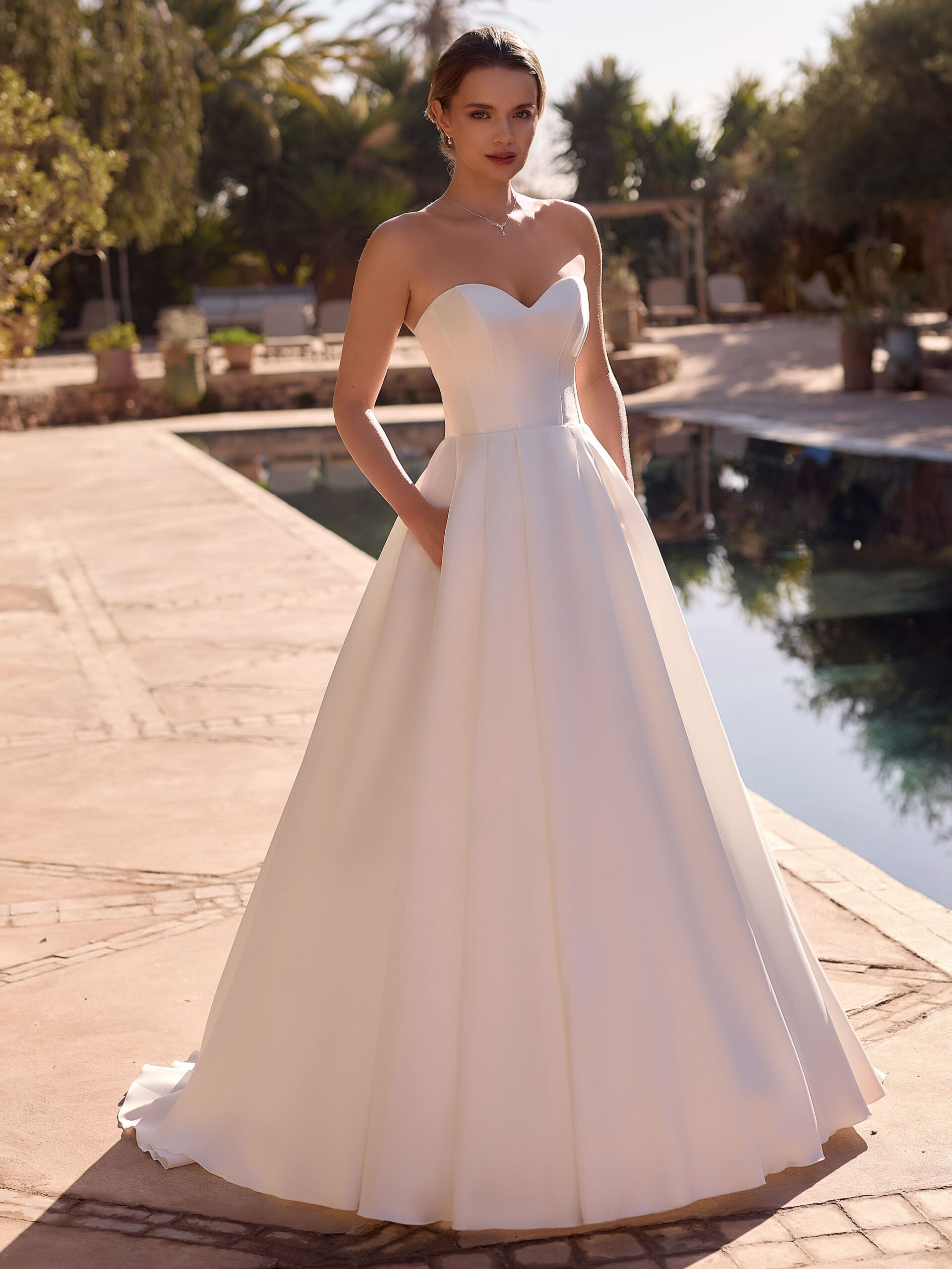 Daria face Bianco evento robe de mariée princesse mikado satin bustier coeur jupe évasée petite traîne boutique de robes de mariée Annecy