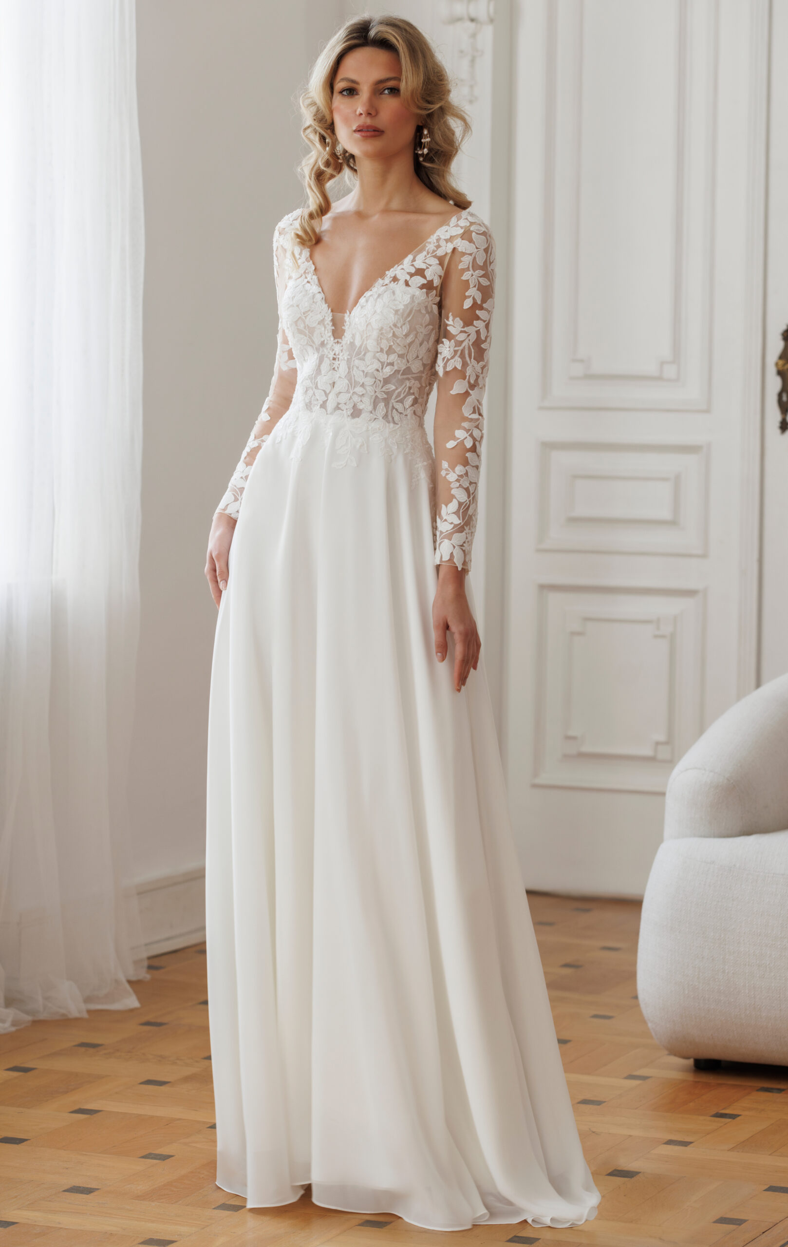 Devoni face robe de mariée A-line trapèze top dentelle décolleté V manches longues magasin de robes de mariée Paris