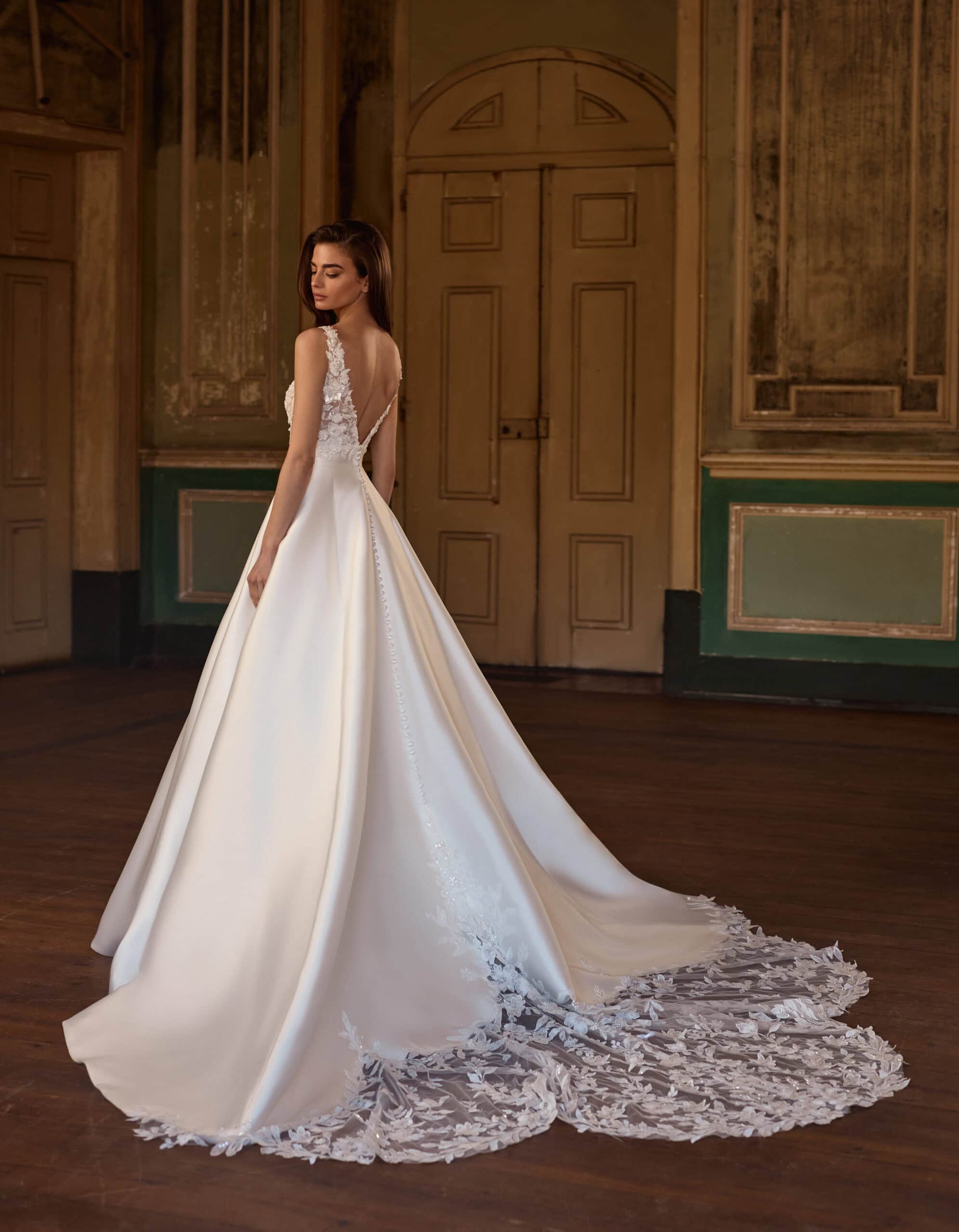 Dovima dos Alberto Palatchi robe de mariée princesse mikado dentelle bretelles décolleté V magasin robes de mariée annecy