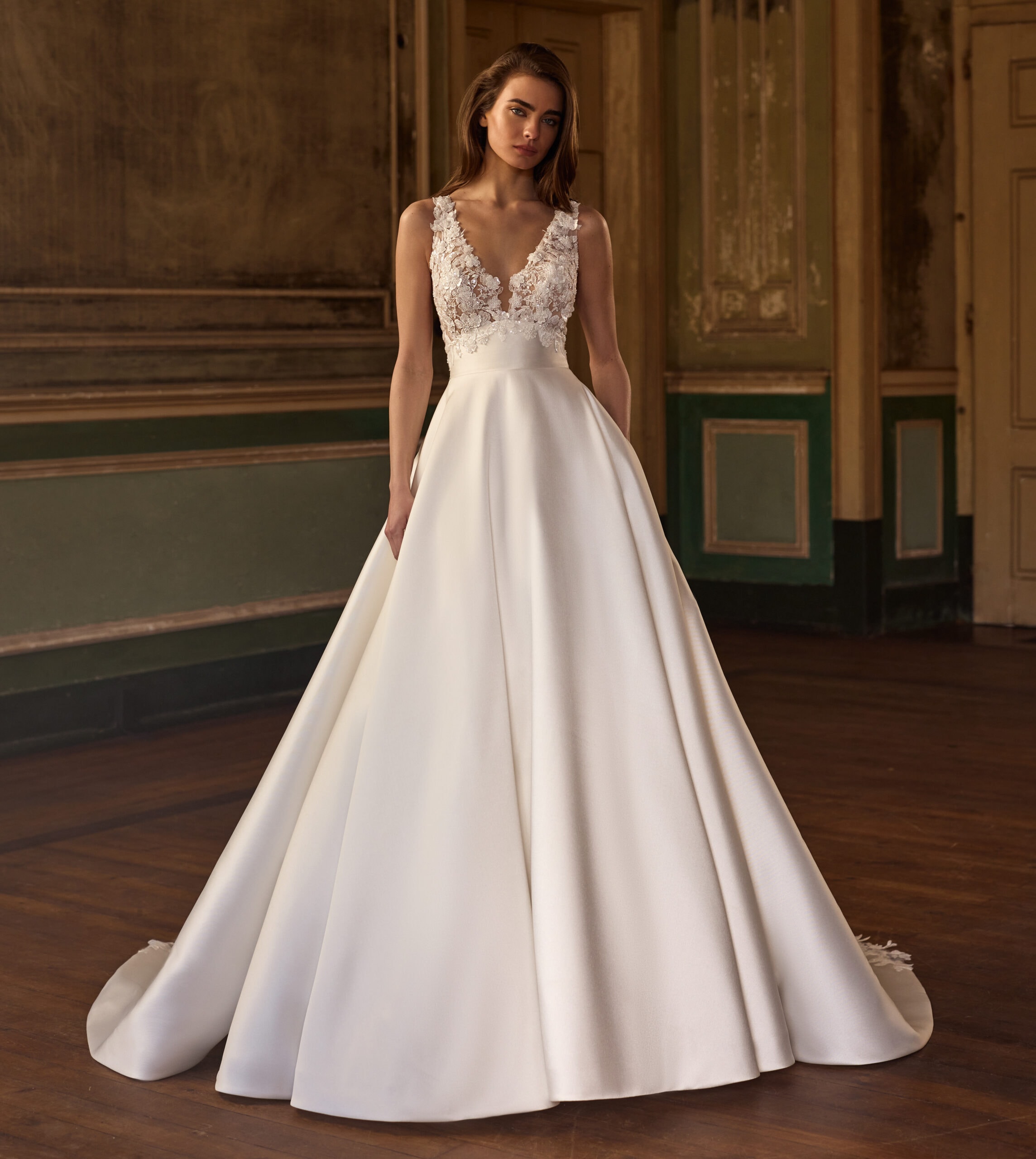 Dovima face Alberto Palatchi robe de mariée princesse mikado dentelle bretelles décolleté V magasin robes de mariée annecy