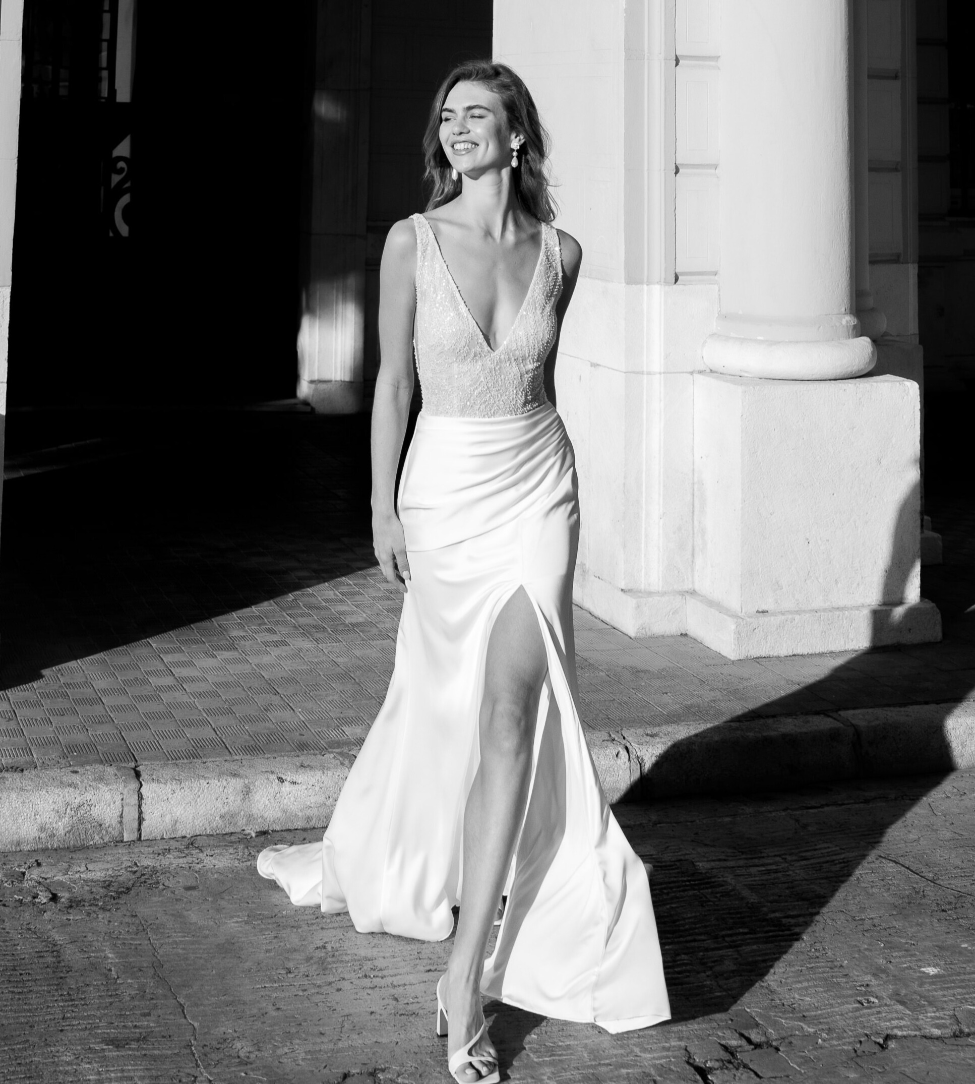 Dreaming Of You face2 2 Marylise robe de mariée fluide sirène A-line drapé top dentelle brillante décolleté V devant et dos jupe fendue traîne boutique de robes de mariée Paris