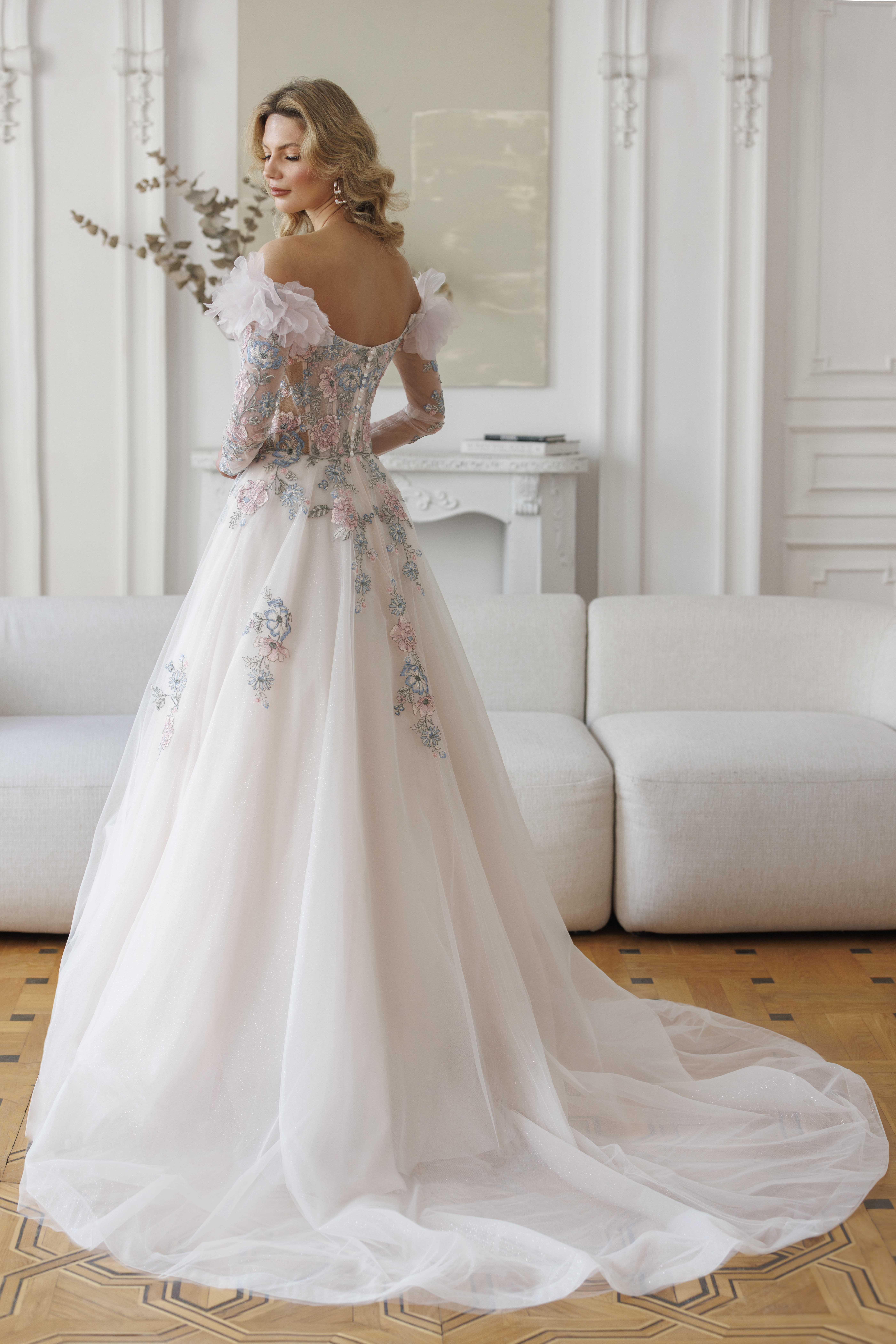 Dynamis dos Jarice robe de mariée princesse couleur bustier droit manches dentelle couleur longues jupe en tulle applications de dentelle couleur traîne boutique de robes de mariée Paris