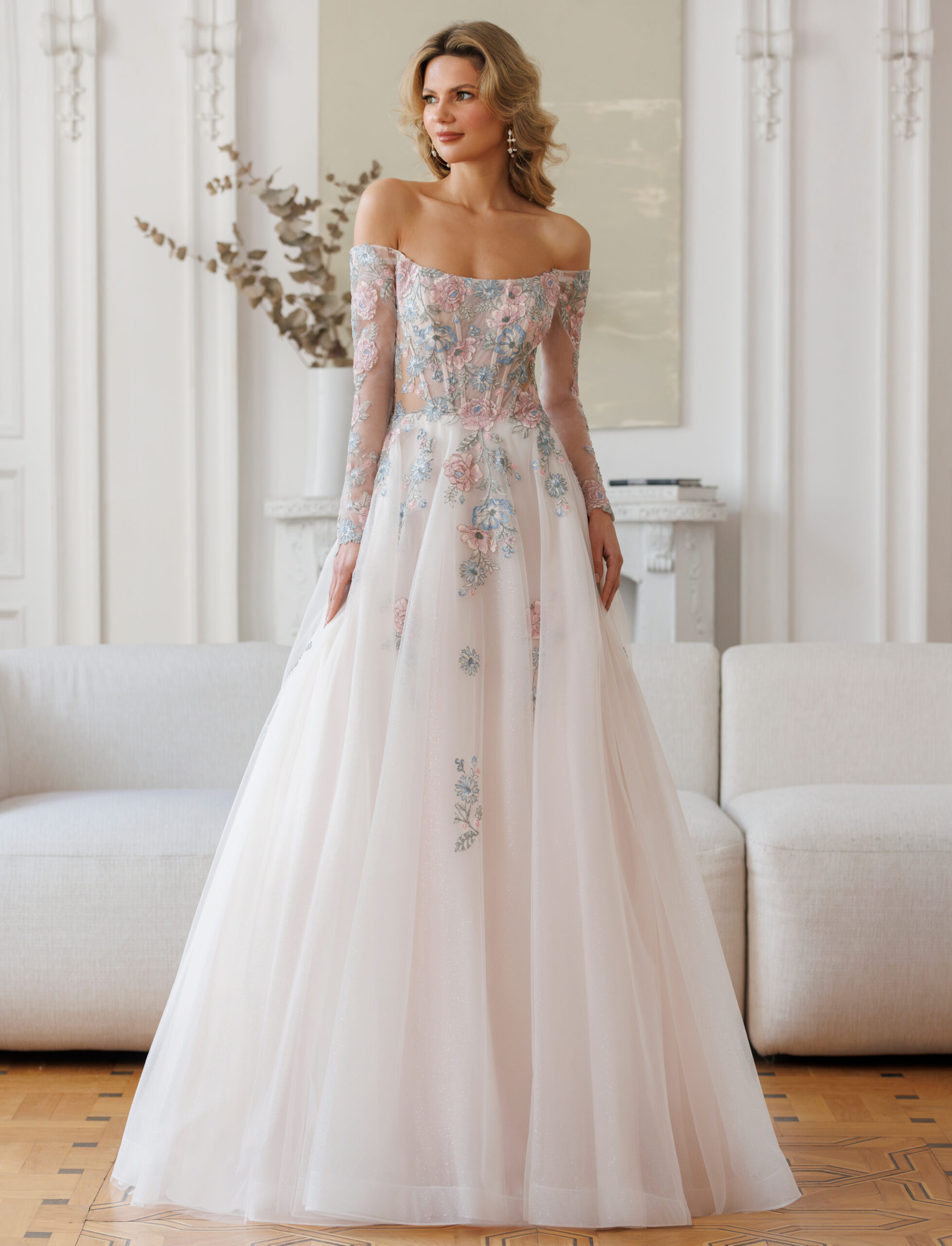 Dynamis face Jarice robe de mariée princesse couleur bustier droit manches dentelle couleur longues jupe en tulle applications de dentelle couleur traîne boutique de robes de mariée Paris