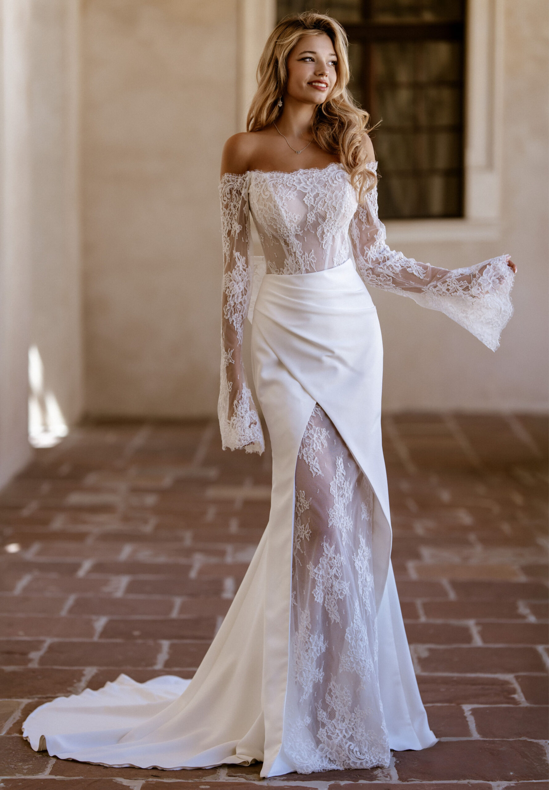 Emilia face MS Moda robe de mariée sirène fluide dentelle jupe crêpe drapée manches évasées dentelle col bateau boutique de robes de mariée Paris