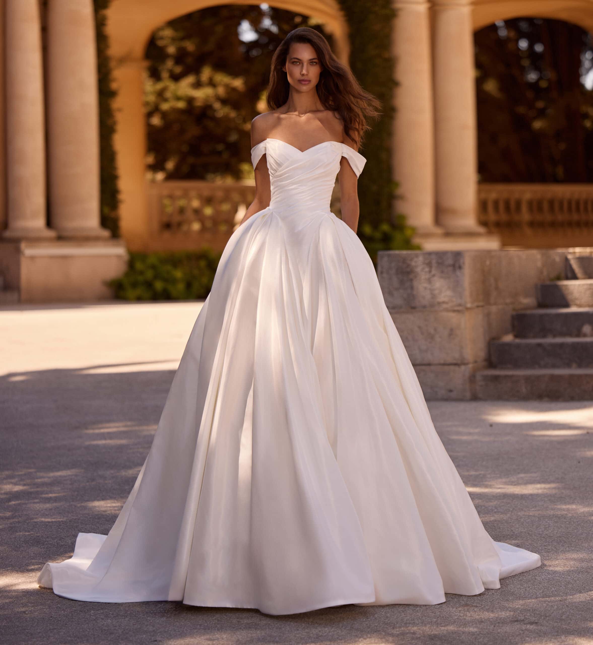 Eunice face Alberto Palatchi couture robe de mariée princesse satin mikado taffetas bustier pointe décolleté coeur manchettes drapé traîne boutique de robes de mariée Annecy