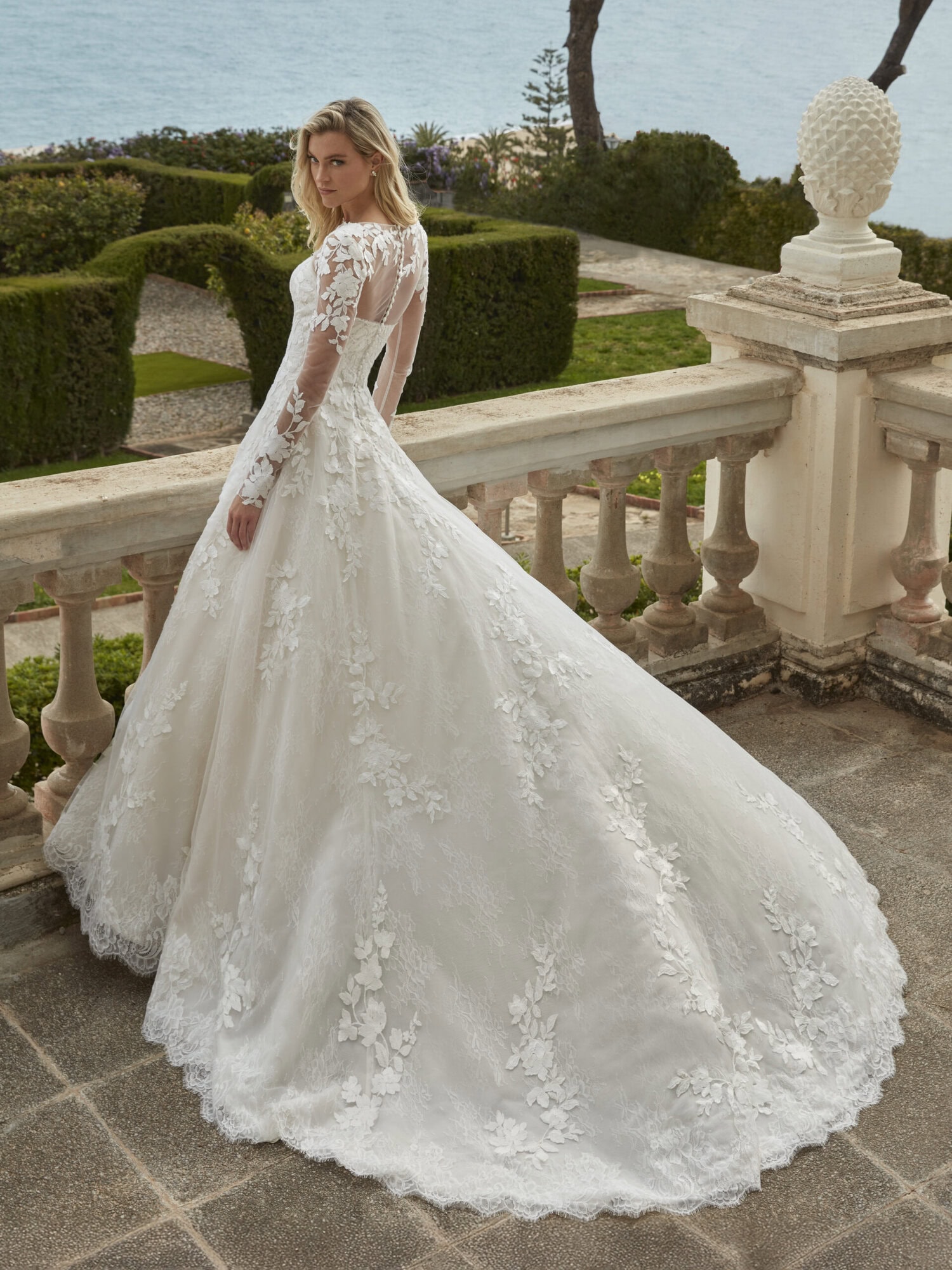 Evies dos Pronovias robe de mariée princesse tulle dentelle bustier droit bolero dentelle manches longues boutique de robes de mariée Paris