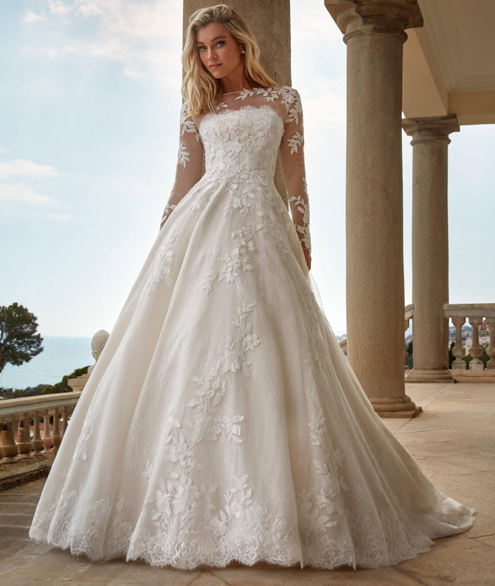 Evies face Pronovias robe de mariée princesse tulle dentelle bustier droit bolero dentelle manches longues boutique de robes de mariée Paris