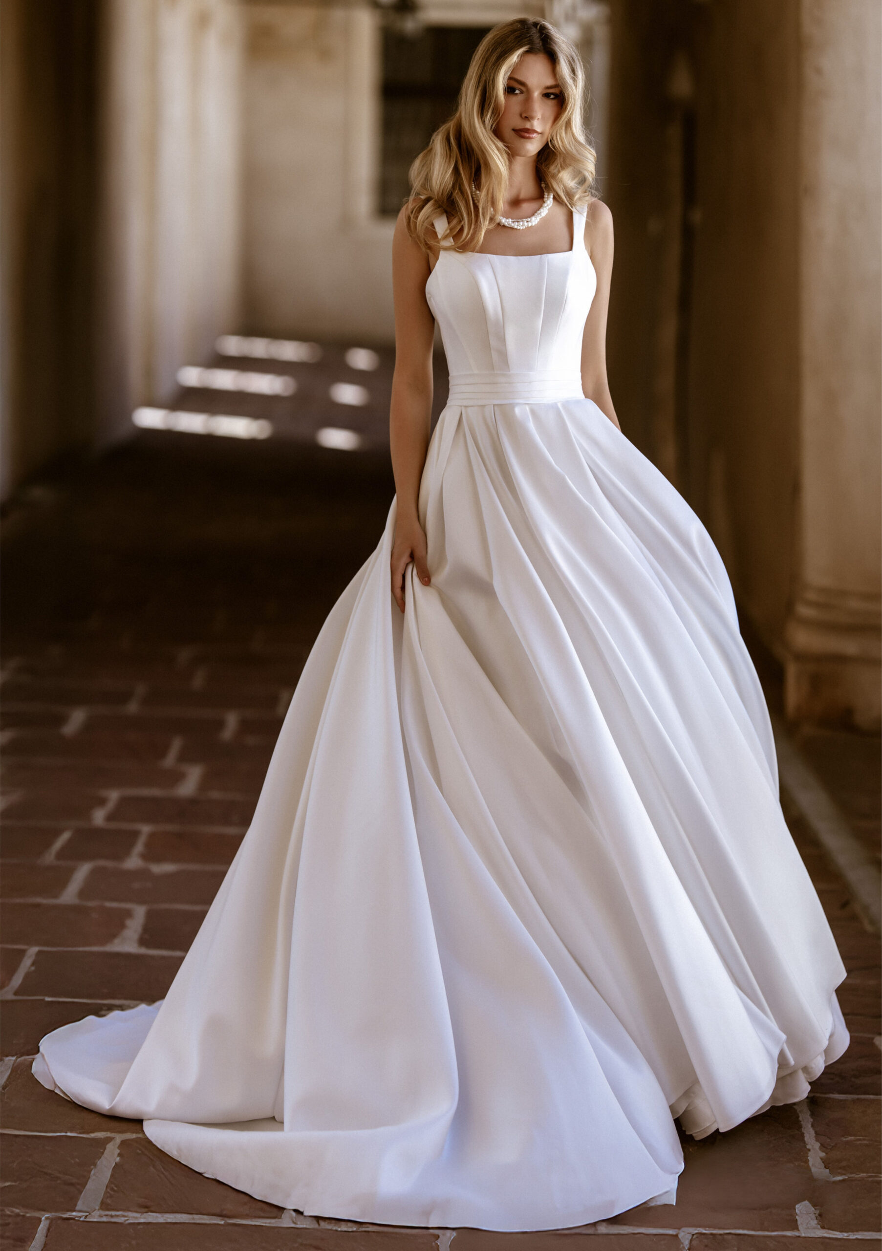Fayola face MS Moda robe de mariée princesse décolleté carré bretelles jupes à plis traîne satin mikado boutique de robes de mariée Paris