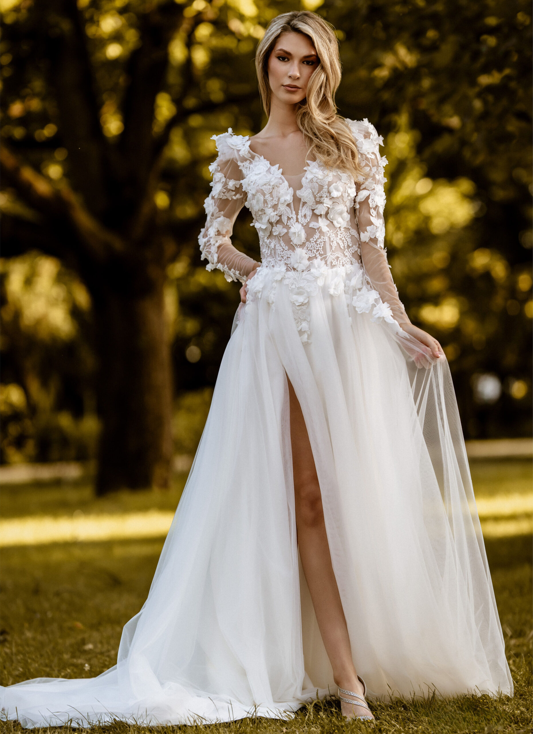 Flora face MS Moda robe de mariée trapèze A-line tulle dentelle décolleté V lanches longues dentelle jupe tulle fendue boutique de robes de mariée Nogent sur Marne